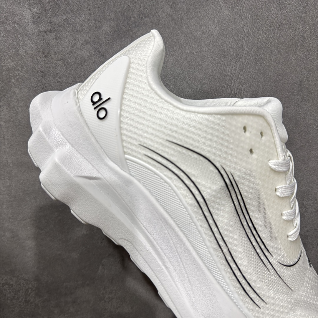图片[7]-【纯原K版】Alo Yoga Alo Runner 低帮 白黑 男女同款 舒适简约防滑耐磨低邦板鞋 极具辨识度的设计，流畅的线条与恰到好处的弧度，彰显着品牌对美学的独特见解，简约而摩登，每一眼都是心动。材质上，Alohb小白鞋可谓精挑细选，鞋面的优质面料，柔软且富有韧性，纹理细腻，透气性极佳，双脚仿若被轻柔云朵包裹，时刻保持干爽。耐得住时光打磨，无惧日常磨损，品质始终如初，舒适之感瞬间蔓延。贴合足部的人体工学设计，让鞋垫完美承托足弓，行走时的每一个着力点都能得到温柔回应。稳定后跟夹，提供y稳定性和支撑力；透气双层网眼布，优化空气流通。动态双密度中底，提供柔软缓冲；多b地形外底抓地凸纹，实现全掌牵引力。 尺码：36-46 编码：HXSB240250-选品中心