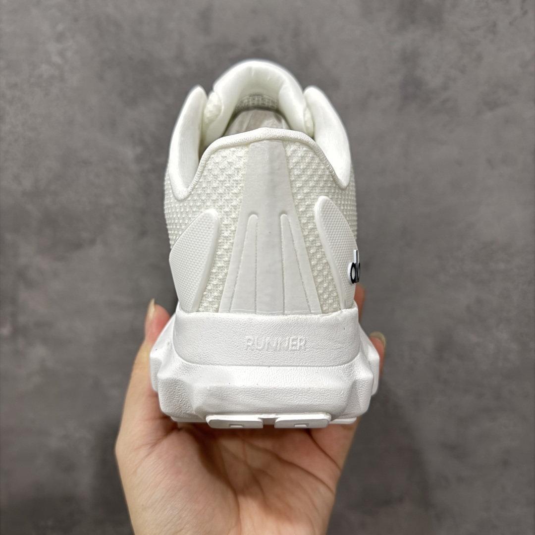 图片[4]-【纯原K版】Alo Yoga Alo Runner 低帮 白黑 男女同款 舒适简约防滑耐磨低邦板鞋 极具辨识度的设计，流畅的线条与恰到好处的弧度，彰显着品牌对美学的独特见解，简约而摩登，每一眼都是心动。材质上，Alohb小白鞋可谓精挑细选，鞋面的优质面料，柔软且富有韧性，纹理细腻，透气性极佳，双脚仿若被轻柔云朵包裹，时刻保持干爽。耐得住时光打磨，无惧日常磨损，品质始终如初，舒适之感瞬间蔓延。贴合足部的人体工学设计，让鞋垫完美承托足弓，行走时的每一个着力点都能得到温柔回应。稳定后跟夹，提供y稳定性和支撑力；透气双层网眼布，优化空气流通。动态双密度中底，提供柔软缓冲；多b地形外底抓地凸纹，实现全掌牵引力。 尺码：36-46 编码：HXSB240250-选品中心