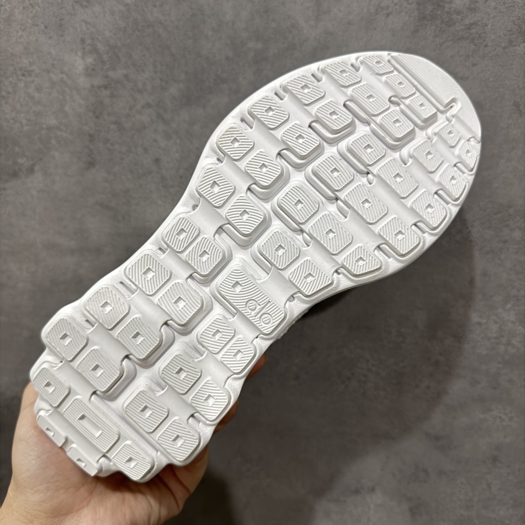 图片[9]-【纯原K版】Alo Yoga Alo Runner 低帮 白黑 男女同款 舒适简约防滑耐磨低邦板鞋 极具辨识度的设计，流畅的线条与恰到好处的弧度，彰显着品牌对美学的独特见解，简约而摩登，每一眼都是心动。材质上，Alohb小白鞋可谓精挑细选，鞋面的优质面料，柔软且富有韧性，纹理细腻，透气性极佳，双脚仿若被轻柔云朵包裹，时刻保持干爽。耐得住时光打磨，无惧日常磨损，品质始终如初，舒适之感瞬间蔓延。贴合足部的人体工学设计，让鞋垫完美承托足弓，行走时的每一个着力点都能得到温柔回应。稳定后跟夹，提供y稳定性和支撑力；透气双层网眼布，优化空气流通。动态双密度中底，提供柔软缓冲；多b地形外底抓地凸纹，实现全掌牵引力。 尺码：36-46 编码：HXSB240250-选品中心