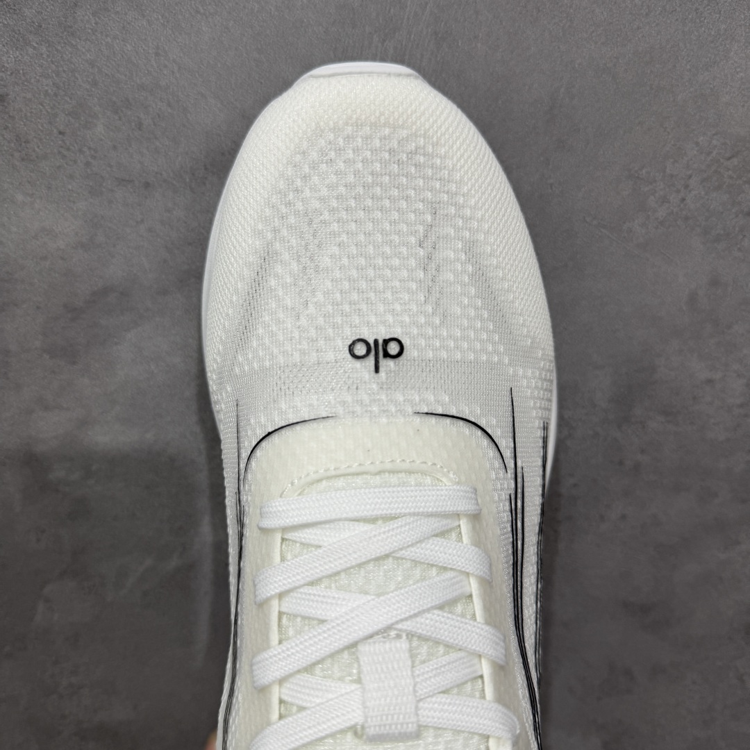 图片[5]-【纯原K版】Alo Yoga Alo Runner 低帮 白黑 男女同款 舒适简约防滑耐磨低邦板鞋 极具辨识度的设计，流畅的线条与恰到好处的弧度，彰显着品牌对美学的独特见解，简约而摩登，每一眼都是心动。材质上，Alohb小白鞋可谓精挑细选，鞋面的优质面料，柔软且富有韧性，纹理细腻，透气性极佳，双脚仿若被轻柔云朵包裹，时刻保持干爽。耐得住时光打磨，无惧日常磨损，品质始终如初，舒适之感瞬间蔓延。贴合足部的人体工学设计，让鞋垫完美承托足弓，行走时的每一个着力点都能得到温柔回应。稳定后跟夹，提供y稳定性和支撑力；透气双层网眼布，优化空气流通。动态双密度中底，提供柔软缓冲；多b地形外底抓地凸纹，实现全掌牵引力。 尺码：36-46 编码：HXSB240250-选品中心