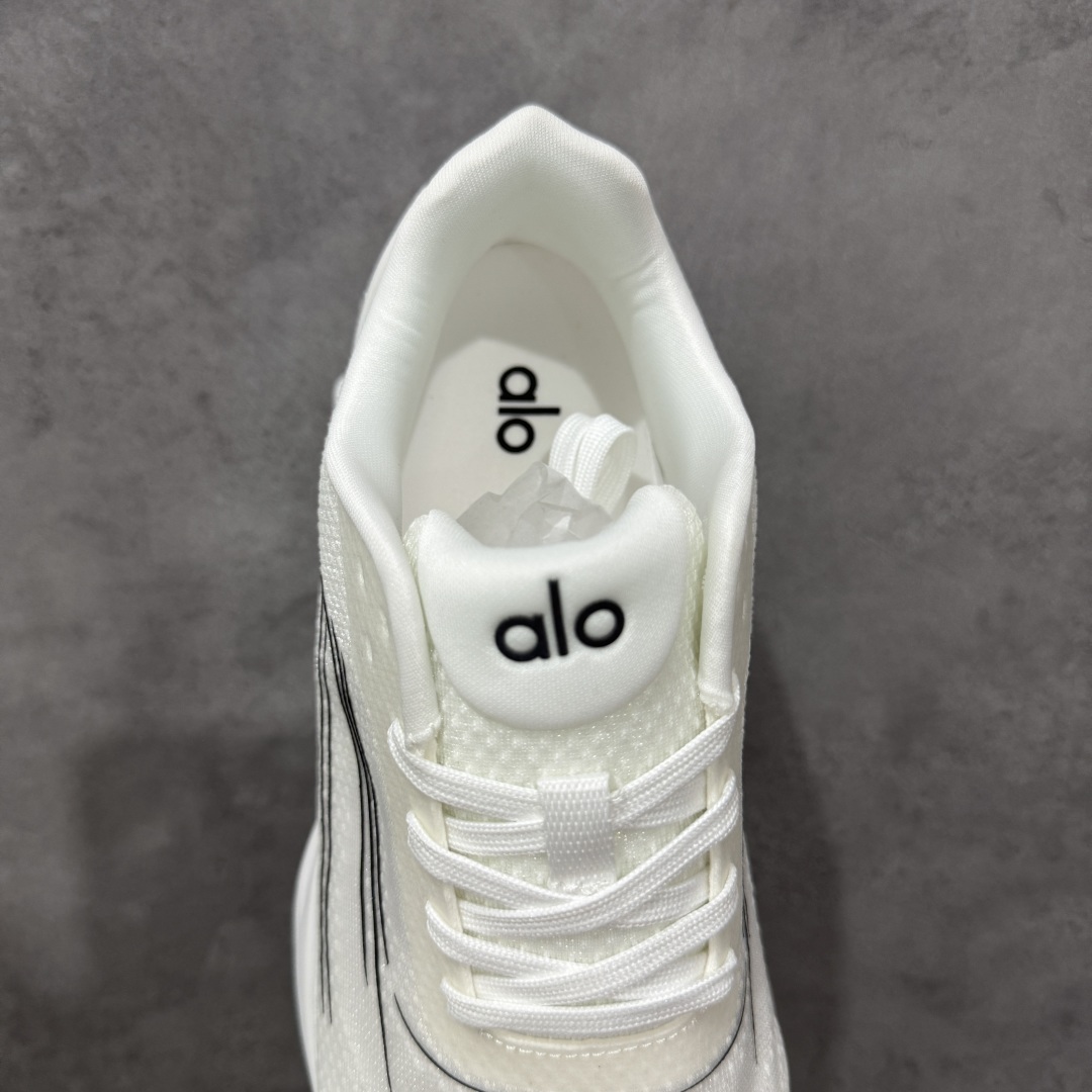 图片[8]-【纯原K版】Alo Yoga Alo Runner 低帮 白黑 男女同款 舒适简约防滑耐磨低邦板鞋 极具辨识度的设计，流畅的线条与恰到好处的弧度，彰显着品牌对美学的独特见解，简约而摩登，每一眼都是心动。材质上，Alohb小白鞋可谓精挑细选，鞋面的优质面料，柔软且富有韧性，纹理细腻，透气性极佳，双脚仿若被轻柔云朵包裹，时刻保持干爽。耐得住时光打磨，无惧日常磨损，品质始终如初，舒适之感瞬间蔓延。贴合足部的人体工学设计，让鞋垫完美承托足弓，行走时的每一个着力点都能得到温柔回应。稳定后跟夹，提供y稳定性和支撑力；透气双层网眼布，优化空气流通。动态双密度中底，提供柔软缓冲；多b地形外底抓地凸纹，实现全掌牵引力。 尺码：36-46 编码：HXSB240250-选品中心