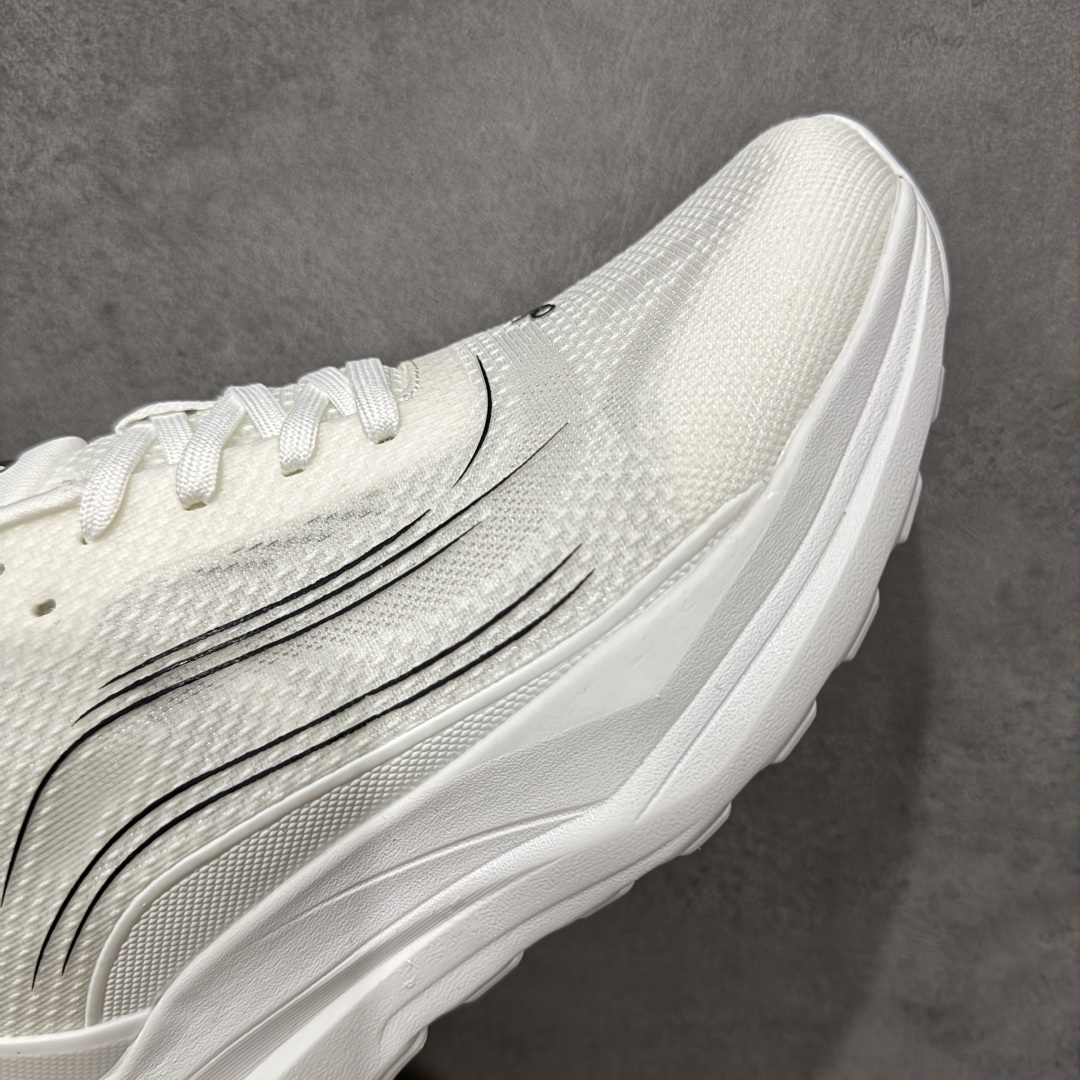 图片[6]-【纯原K版】Alo Yoga Alo Runner 低帮 白黑 男女同款 舒适简约防滑耐磨低邦板鞋 极具辨识度的设计，流畅的线条与恰到好处的弧度，彰显着品牌对美学的独特见解，简约而摩登，每一眼都是心动。材质上，Alohb小白鞋可谓精挑细选，鞋面的优质面料，柔软且富有韧性，纹理细腻，透气性极佳，双脚仿若被轻柔云朵包裹，时刻保持干爽。耐得住时光打磨，无惧日常磨损，品质始终如初，舒适之感瞬间蔓延。贴合足部的人体工学设计，让鞋垫完美承托足弓，行走时的每一个着力点都能得到温柔回应。稳定后跟夹，提供y稳定性和支撑力；透气双层网眼布，优化空气流通。动态双密度中底，提供柔软缓冲；多b地形外底抓地凸纹，实现全掌牵引力。 尺码：36-46 编码：HXSB240250-选品中心