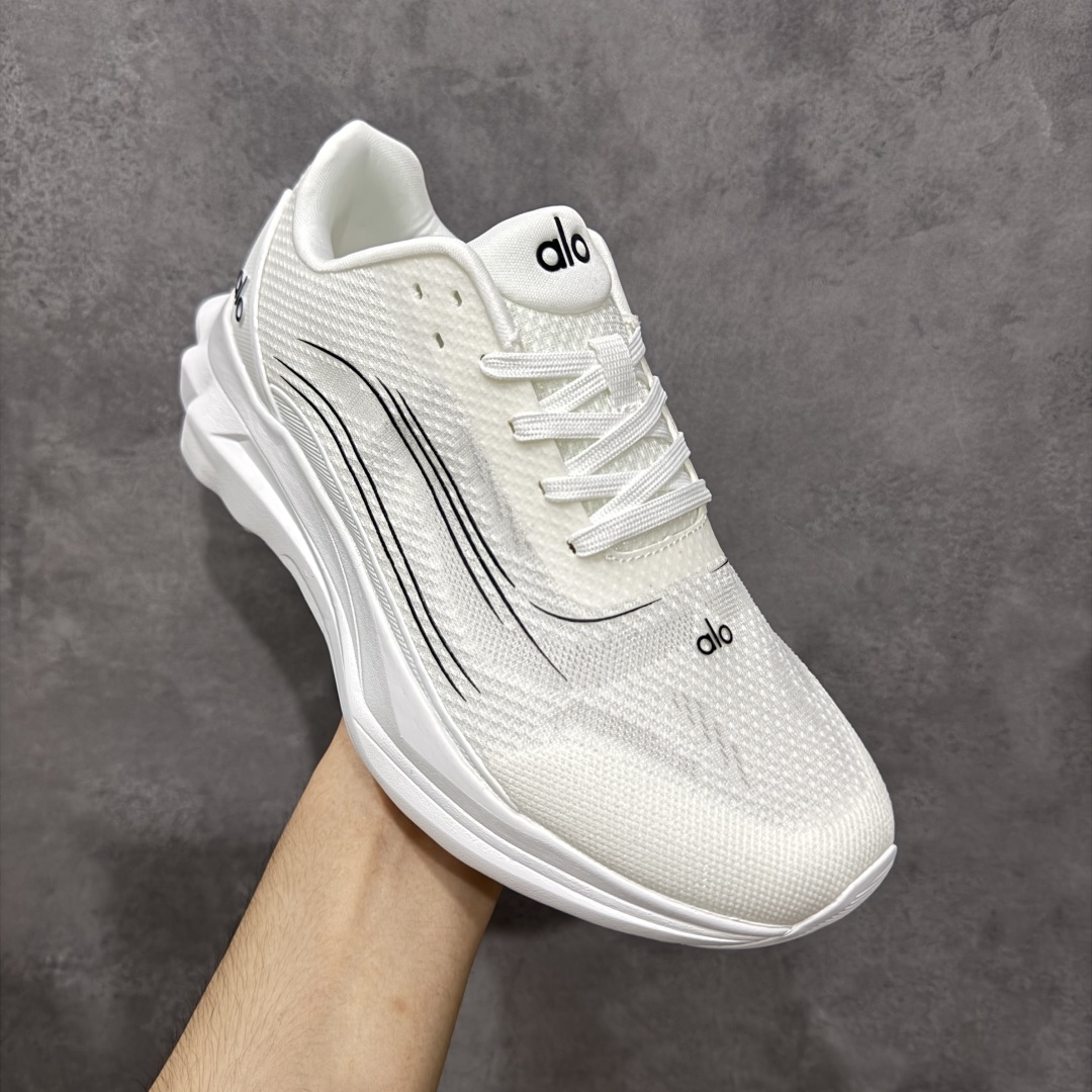 图片[3]-【纯原K版】Alo Yoga Alo Runner 低帮 白黑 男女同款 舒适简约防滑耐磨低邦板鞋 极具辨识度的设计，流畅的线条与恰到好处的弧度，彰显着品牌对美学的独特见解，简约而摩登，每一眼都是心动。材质上，Alohb小白鞋可谓精挑细选，鞋面的优质面料，柔软且富有韧性，纹理细腻，透气性极佳，双脚仿若被轻柔云朵包裹，时刻保持干爽。耐得住时光打磨，无惧日常磨损，品质始终如初，舒适之感瞬间蔓延。贴合足部的人体工学设计，让鞋垫完美承托足弓，行走时的每一个着力点都能得到温柔回应。稳定后跟夹，提供y稳定性和支撑力；透气双层网眼布，优化空气流通。动态双密度中底，提供柔软缓冲；多b地形外底抓地凸纹，实现全掌牵引力。 尺码：36-46 编码：HXSB240250-选品中心