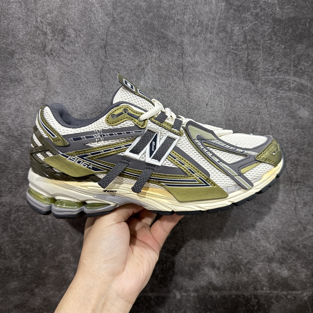【GS纯原】新百伦 New Balance M1906系列 复古运动鞋单品宝藏老爹鞋 U1906ANC 高端品质 正确六层组合底 市场唯一防伪蓝光跳码鞋标💪🏻 作为NB最经典的档案鞋型之一,与2002一样,1906有着NB最成熟的技术加持和复古款式,而本次推出的版本参照2002r的定位,相信会在性价两端做出权衡。单从造型上来看,依旧是vibe风格,味道很正,细节也很酷,这双1906r无疑必能打入复古跑鞋爱好者的年度鞋款名录。 尺码:36-45半-选品中心