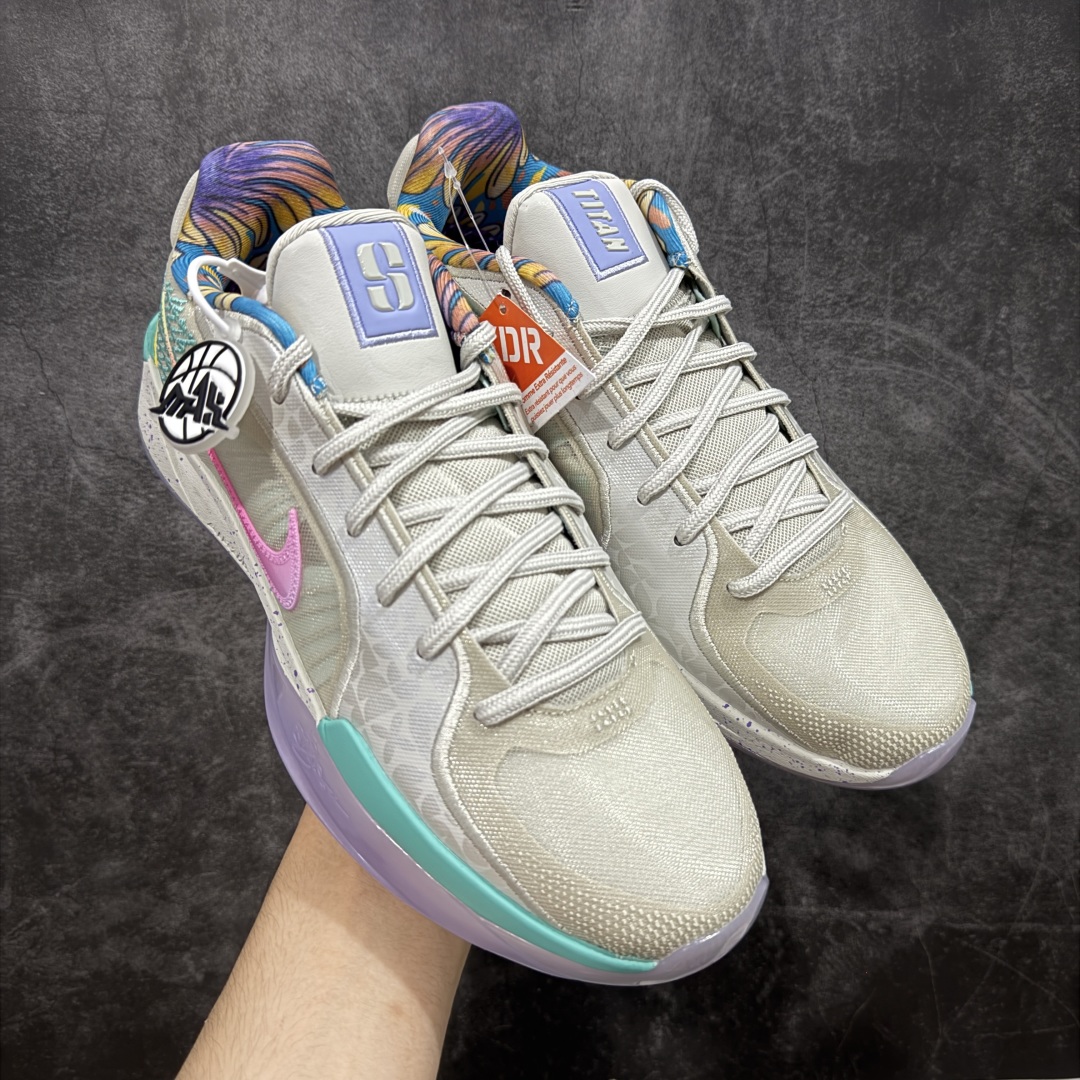 【Max/灭世纯原】NK Sabrina 2 萨布丽娜二代签名减震防滑低帮篮球鞋 Titan联名 HQ1846-001 革新登场🌪🔝颠覆革新出货‼️缓震配置独家革新!实战属性直接拉满👊🏻实战天花板上限再度提升!实战亲测-性能体验吊打国产同价位鞋款 ⚫️前掌扇形zoom➕增配中足抗扭片➕增配后掌马蹄ZOOM气垫(正品仅配置前掌扇形zoom) 完美解决 正品抗扭不足问题 ⚫️采用科比5代鞋楦以及龙骨数据打造!前后落差仅6mm!小科5实至名归! ⚫️鞋身➕鞋头增配高频补强层,提升鞋头以及脚踝支撑性 ⚫️鞋垫采用高弹缓震垫材质-磨合一场直接贴合脚型☑️ ⚫️外底加厚2mm,升级止滑配方,磨合一次,抓地原地起飞 后卫旗舰有且只在灭世纯原(支持市场任意货品正面PK) 真材实料,肉眼可见!革新升级绝非空穴来风!灭世纯原内外兼修,用态度诠释最强实战货品👊🏻 尺码:39-46(尺码建议:标准亚洲楦 无需大半码)-选品中心