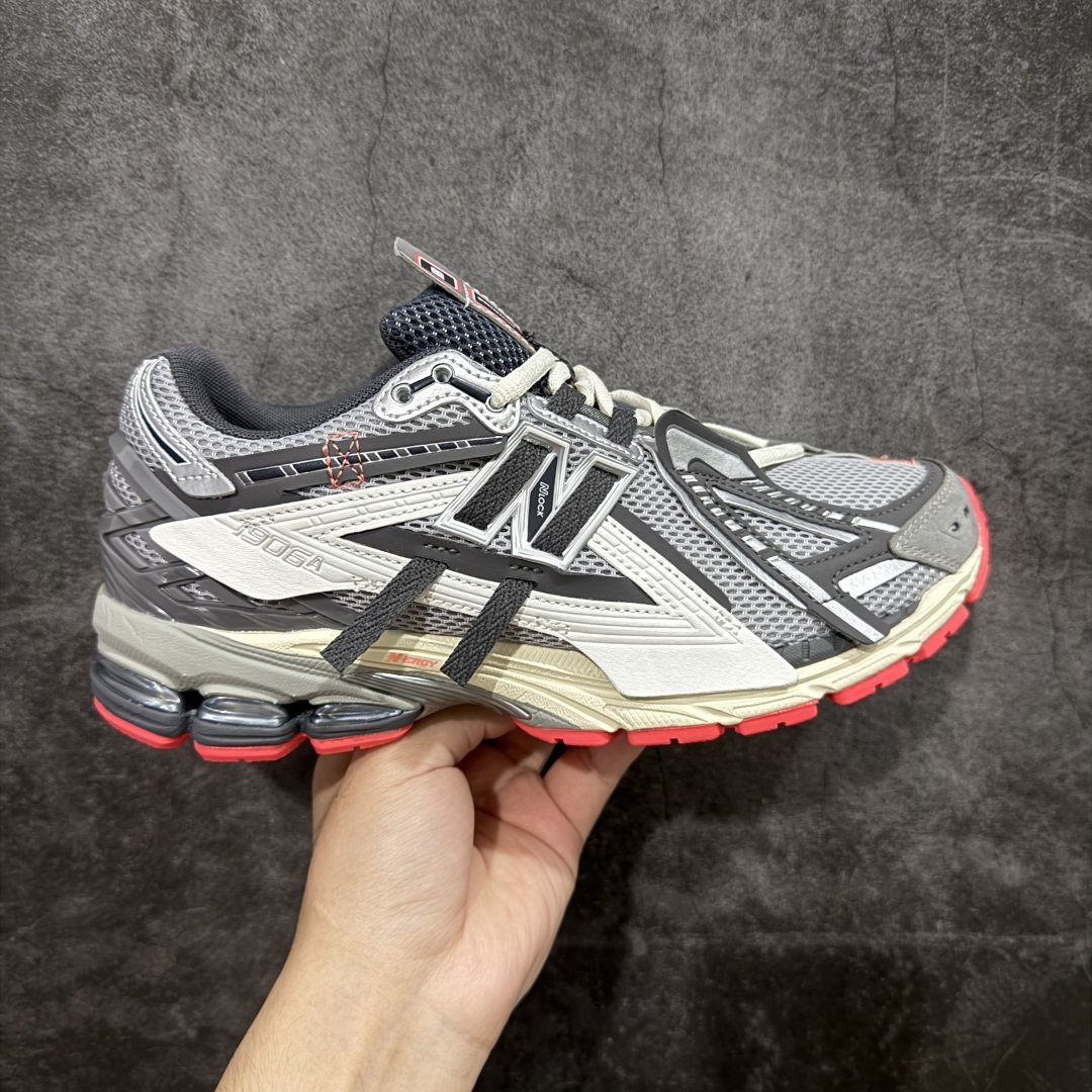 【GS纯原】新百伦 New Balance M1906系列 复古运动鞋单品宝藏老爹鞋 U1906AC 高端品质 正确六层组合底 市场唯一防伪蓝光跳码鞋标💪🏻 作为NB最经典的档案鞋型之一,与2002一样,1906有着NB最成熟的技术加持和复古款式,而本次推出的版本参照2002r的定位,相信会在性价两端做出权衡。单从造型上来看,依旧是vibe风格,味道很正,细节也很酷,这双1906r无疑必能打入复古跑鞋爱好者的年度鞋款名录。 尺码:36-45半-选品中心