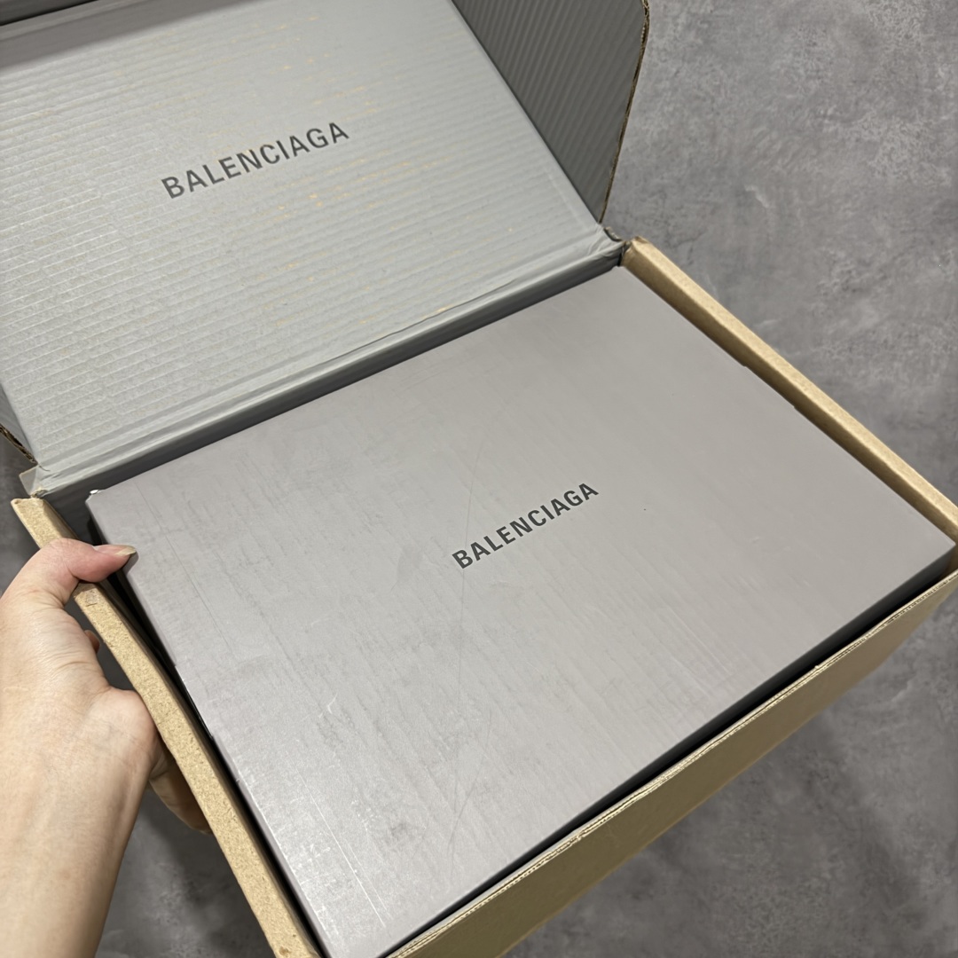 图片[9]-【莞顶礼盒版】Balenciag 巴黎世家18代 最新Hamptons系列 情侣款 破损 做旧 休闲 运动鞋 莞产出品 非工厂出货 品质细节比工厂版本都要好很多 自行对比 原版购入开发做货 配送专柜精美包装手提袋🛍📦 ▪️面料： 原版定制进口头层牛皮 ▪️内里：进口透气毛巾绒里 ▪️鞋底：原版开模防滑橡胶材质 ▪️底厚：3CM ▪️尺码： 女款35-41 / 男款39-45-选品中心
