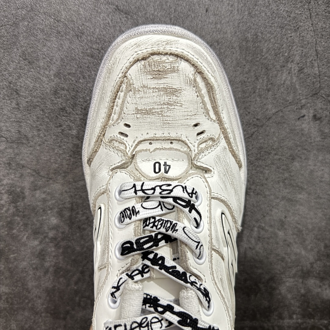 图片[5]-【莞顶礼盒版】Balenciag 巴黎世家18代 最新Hamptons系列 情侣款 破损 做旧 休闲 运动鞋 莞产出品 非工厂出货 品质细节比工厂版本都要好很多 自行对比 原版购入开发做货 配送专柜精美包装手提袋🛍📦 ▪️面料： 原版定制进口头层牛皮 ▪️内里：进口透气毛巾绒里 ▪️鞋底：原版开模防滑橡胶材质 ▪️底厚：3CM ▪️尺码： 女款35-41 / 男款39-45-选品中心