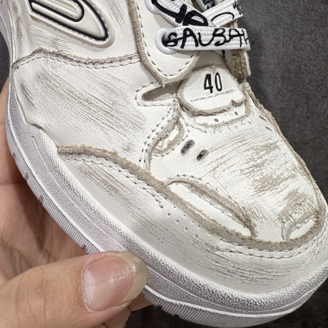 图片[4]-【莞顶礼盒版】Balenciag 巴黎世家18代 最新Hamptons系列 情侣款 破损 做旧 休闲 运动鞋 莞产出品 非工厂出货 品质细节比工厂版本都要好很多 自行对比 原版购入开发做货 配送专柜精美包装手提袋🛍📦 ▪️面料： 原版定制进口头层牛皮 ▪️内里：进口透气毛巾绒里 ▪️鞋底：原版开模防滑橡胶材质 ▪️底厚：3CM ▪️尺码： 女款35-41 / 男款39-45-选品中心