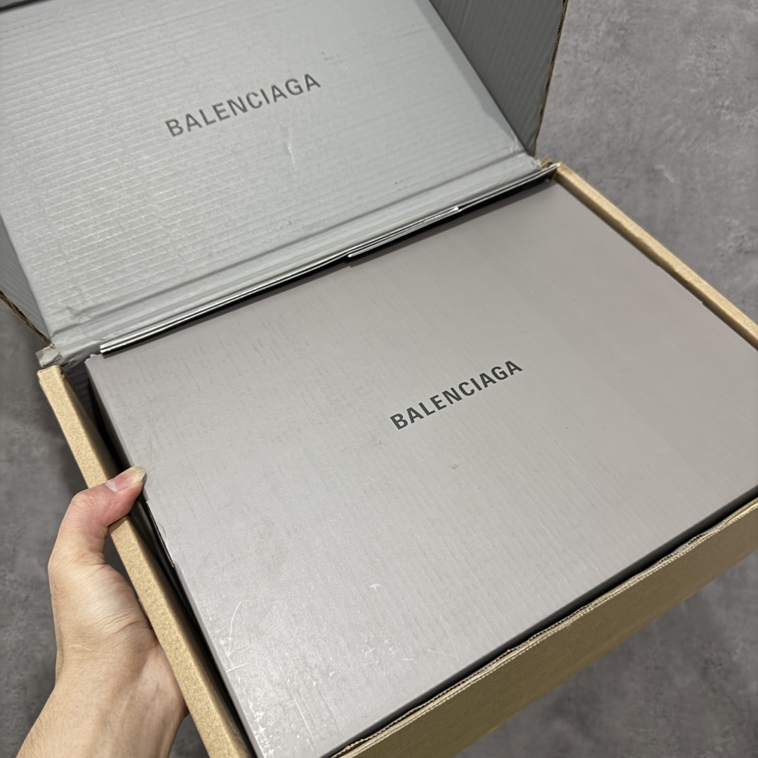 图片[9]-【莞顶礼盒版】Balenciag 巴黎世家18代 最新Hamptons系列 情侣款 破损 做旧 休闲 运动鞋 莞产出品 非工厂出货 品质细节比工厂版本都要好很多 自行对比 原版购入开发做货 配送专柜精美包装手提袋🛍📦 ▪️面料： 原版定制进口头层牛皮 ▪️内里：进口透气毛巾绒里 ▪️鞋底：原版开模防滑橡胶材质 ▪️底厚：3CM ▪️尺码： 女款35-41 / 男款39-45-选品中心