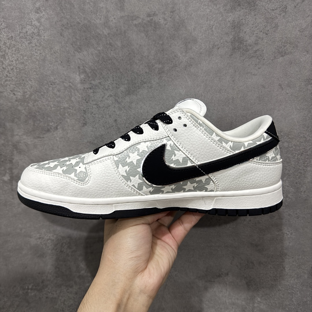 图片[2]-【定制版】Nike SB Dunk Low BAPE系列 五角星黑勾 周年高端定制 低帮休闲板鞋 #定制鞋盒 大厂纯原品质出货 超高清洁度 皮料切割干净无任何毛边 细节完美 货号：CS1688-104 尺码：36 36.5 37.5 38 36.5 39 40 40.5 41 42 42.5 43 44 44.5 45-选品中心