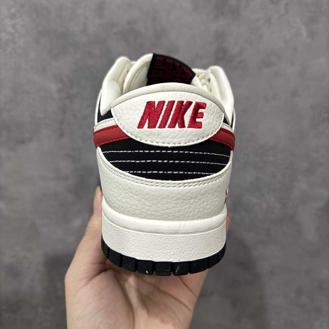 图片[4]-【定制版】Nike SB Dunk Low“SUP系列——红白双勾” 周年高端定制 低帮休闲板鞋 定制鞋盒 大厂纯原品质出货 超高清洁度 皮料切割干净无任何毛边 细节完美 货号：CS1688-102 尺码： 36 36.5 37.5 38 36.5 39 40 40.5 41 42 42.5 43 44 44.5 45-选品中心