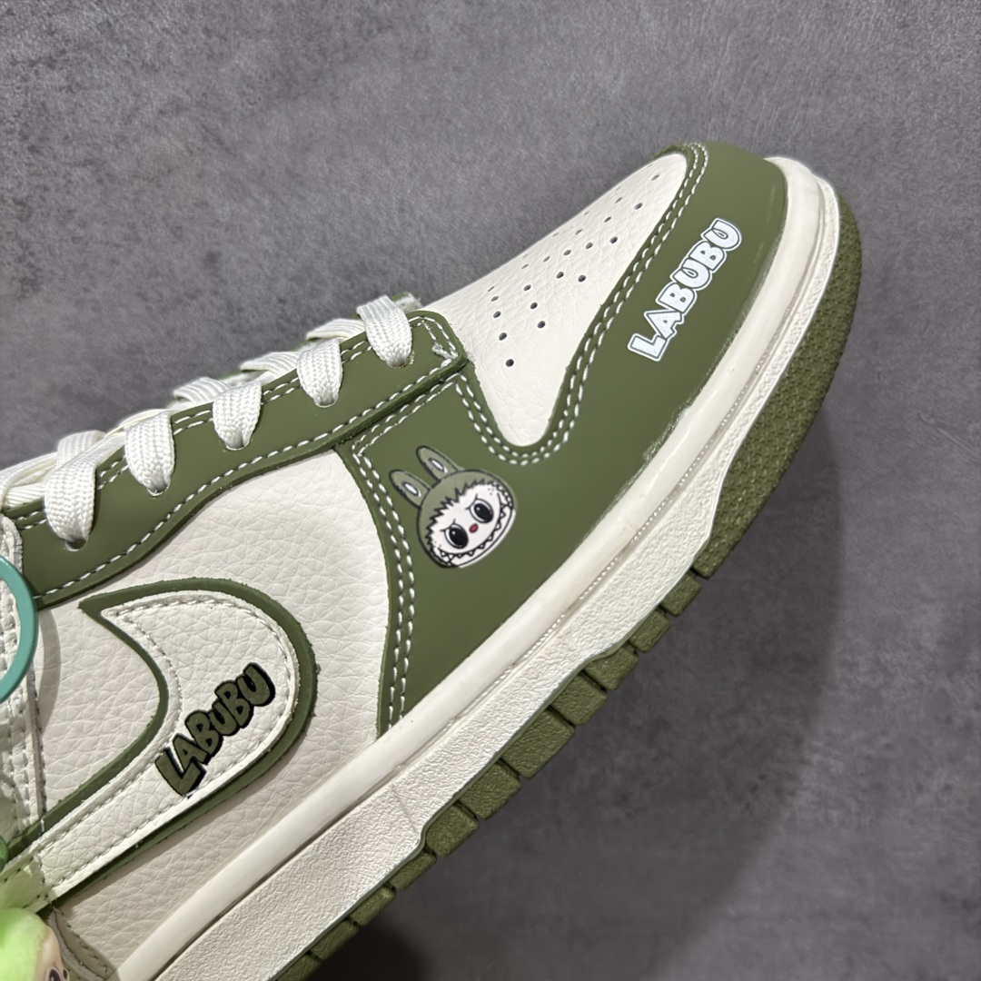 图片[6]-【定制版】NIKE SB Dunk Low RETRO x LABUBU 绿白 纯原大厂出品 极力推荐 原装头层材料 独家版型蒸餾加工 帶來的是更好的视觉和脚感体验 大厂纯原品质出货 清洁度 电绣工艺 皮料切割干净无任何毛边 细节完美 货号：DS6608 008 尺码：36 36.5 37.5 38 38.5 39 40 40.5 41 42 42.5 43 44 44.5 45-选品中心
