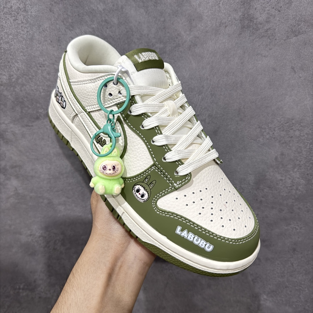 图片[3]-【定制版】NIKE SB Dunk Low RETRO x LABUBU 绿白 纯原大厂出品 极力推荐 原装头层材料 独家版型蒸餾加工 帶來的是更好的视觉和脚感体验 大厂纯原品质出货 清洁度 电绣工艺 皮料切割干净无任何毛边 细节完美 货号：DS6608 008 尺码：36 36.5 37.5 38 38.5 39 40 40.5 41 42 42.5 43 44 44.5 45-选品中心