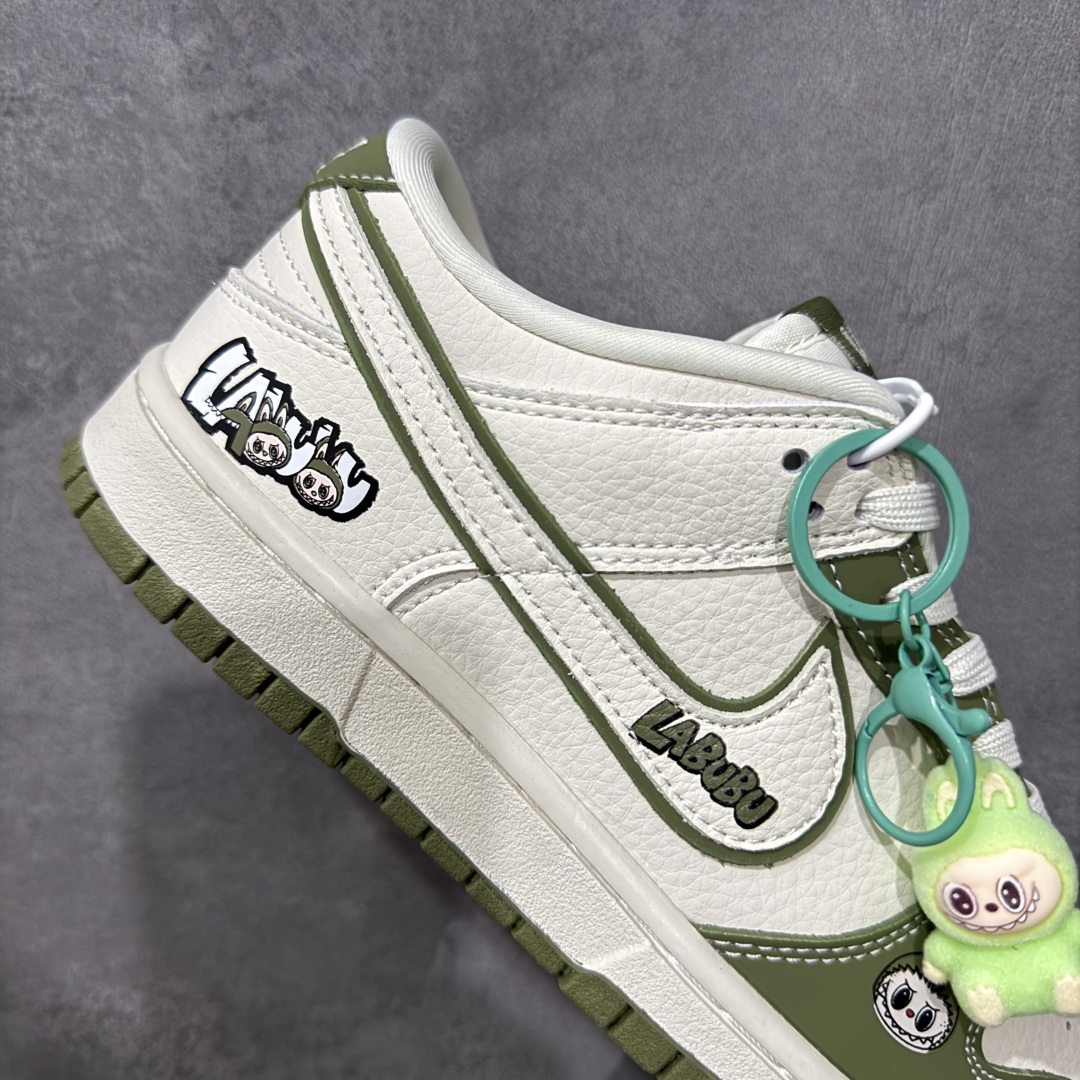 图片[7]-【定制版】NIKE SB Dunk Low RETRO x LABUBU 绿白 纯原大厂出品 极力推荐 原装头层材料 独家版型蒸餾加工 帶來的是更好的视觉和脚感体验 大厂纯原品质出货 清洁度 电绣工艺 皮料切割干净无任何毛边 细节完美 货号：DS6608 008 尺码：36 36.5 37.5 38 38.5 39 40 40.5 41 42 42.5 43 44 44.5 45-选品中心