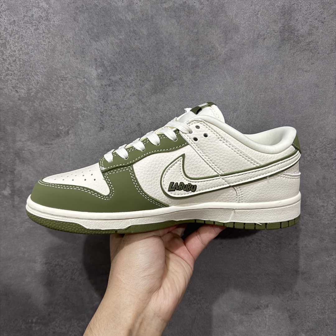 图片[2]-【定制版】NIKE SB Dunk Low RETRO x LABUBU 绿白 纯原大厂出品 极力推荐 原装头层材料 独家版型蒸餾加工 帶來的是更好的视觉和脚感体验 大厂纯原品质出货 清洁度 电绣工艺 皮料切割干净无任何毛边 细节完美 货号：DS6608 008 尺码：36 36.5 37.5 38 38.5 39 40 40.5 41 42 42.5 43 44 44.5 45-选品中心