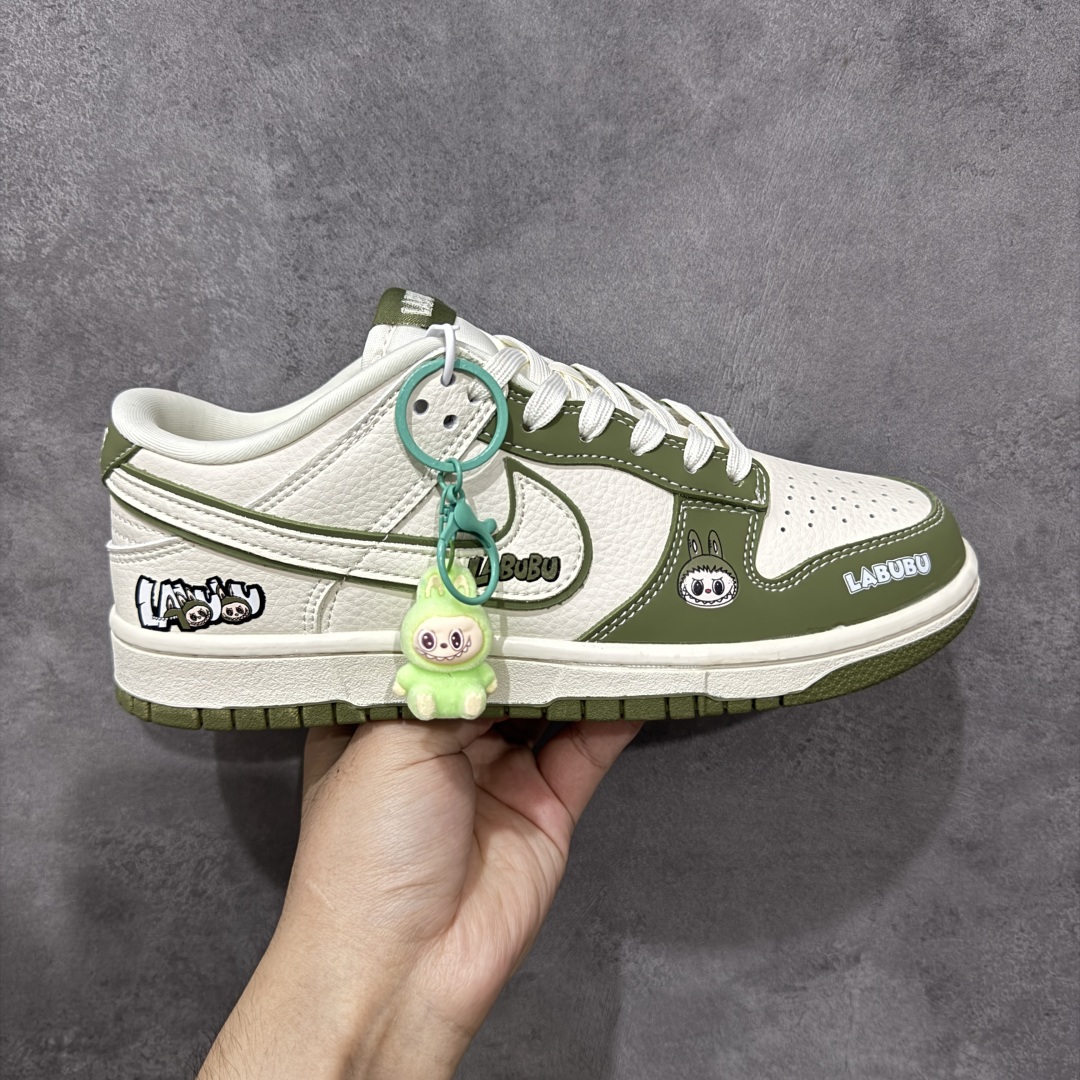 【定制版】NIKE SB Dunk Low RETRO x LABUBU 绿白 纯原大厂出品 极力推荐 原装头层材料 独家版型蒸餾加工 帶來的是更好的视觉和脚感体验 大厂纯原品质出货 清洁度 电绣工艺 皮料切割干净无任何毛边 细节完美 货号:DS6608 008 尺码:36 36.5 37.5 38 38.5 39 40 40.5 41 42 42.5 43 44 44.5 45-选品中心