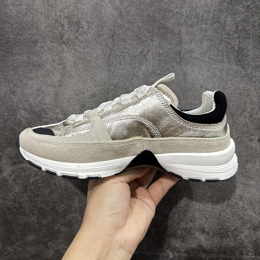 图片[2]-【X1纯原礼盒版】Chanel 25A 香奈儿﹣2025顶级休闲款运动鞋 小红书各大平台爆款 这款经典设计；鞋面多种工艺电绣的风格；大底却时尚运动；不平凡的拥入了多种配色…… 多混搭非常好看百搭，休闲，时尚，运动，户外都能兼顾….. 1鞋面采用：原版进口高丝光牛反绒＋进口混种羊皮 2内里采用：原版进口透气网 3大底根据：原版T组合大底 精品包装全套女35 36 37 38 39 40-选品中心