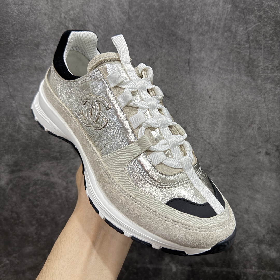 图片[3]-【X1纯原礼盒版】Chanel 25A 香奈儿﹣2025顶级休闲款运动鞋 小红书各大平台爆款 这款经典设计；鞋面多种工艺电绣的风格；大底却时尚运动；不平凡的拥入了多种配色…… 多混搭非常好看百搭，休闲，时尚，运动，户外都能兼顾….. 1鞋面采用：原版进口高丝光牛反绒＋进口混种羊皮 2内里采用：原版进口透气网 3大底根据：原版T组合大底 精品包装全套女35 36 37 38 39 40-选品中心
