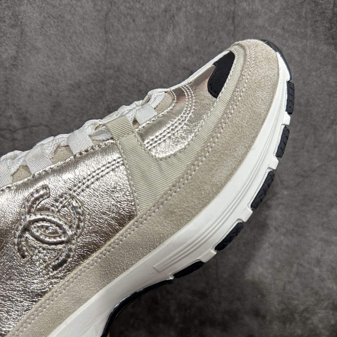 图片[6]-【X1纯原礼盒版】Chanel 25A 香奈儿﹣2025顶级休闲款运动鞋 小红书各大平台爆款 这款经典设计；鞋面多种工艺电绣的风格；大底却时尚运动；不平凡的拥入了多种配色…… 多混搭非常好看百搭，休闲，时尚，运动，户外都能兼顾….. 1鞋面采用：原版进口高丝光牛反绒＋进口混种羊皮 2内里采用：原版进口透气网 3大底根据：原版T组合大底 精品包装全套女35 36 37 38 39 40-选品中心