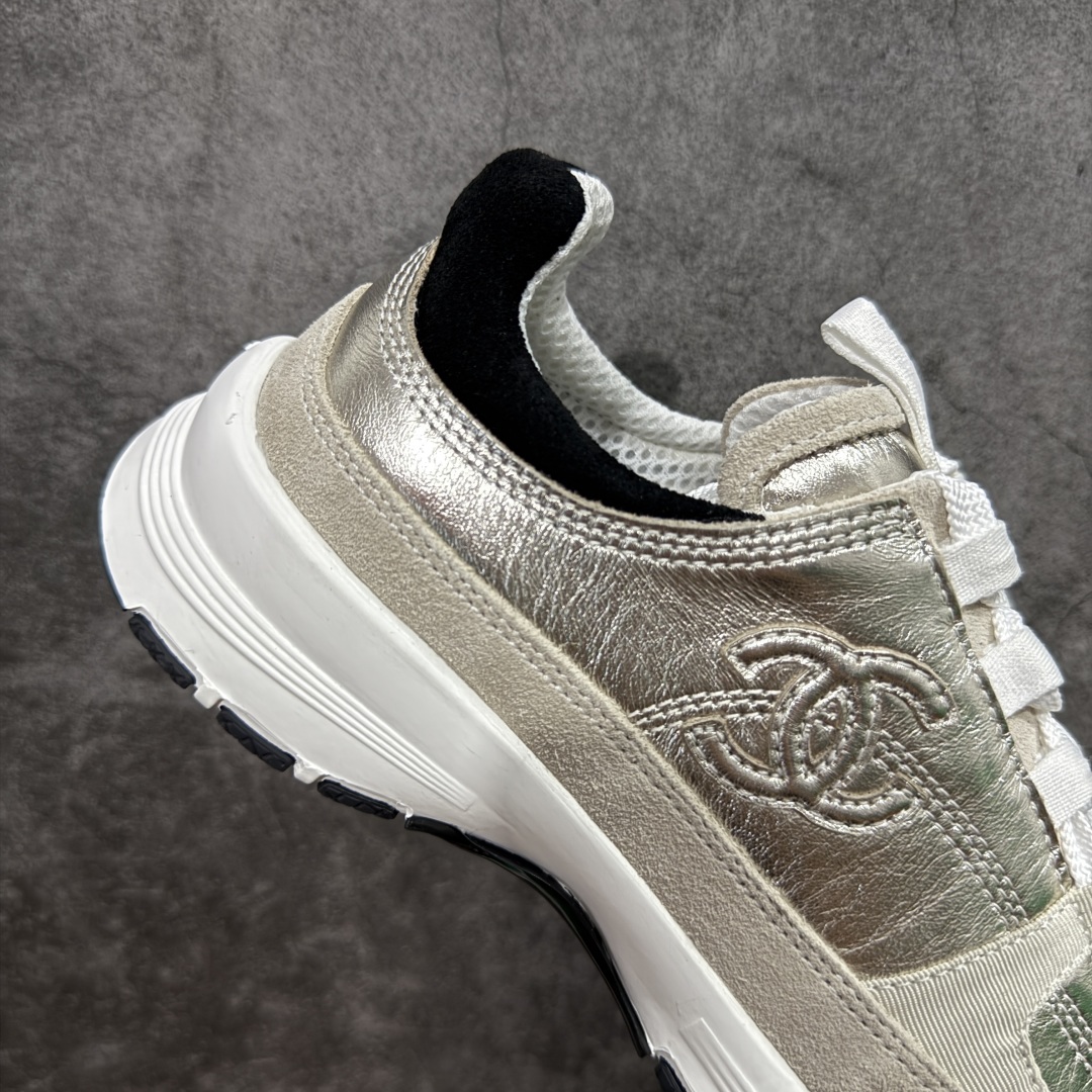 图片[7]-【X1纯原礼盒版】Chanel 25A 香奈儿﹣2025顶级休闲款运动鞋 小红书各大平台爆款 这款经典设计；鞋面多种工艺电绣的风格；大底却时尚运动；不平凡的拥入了多种配色…… 多混搭非常好看百搭，休闲，时尚，运动，户外都能兼顾….. 1鞋面采用：原版进口高丝光牛反绒＋进口混种羊皮 2内里采用：原版进口透气网 3大底根据：原版T组合大底 精品包装全套女35 36 37 38 39 40-选品中心