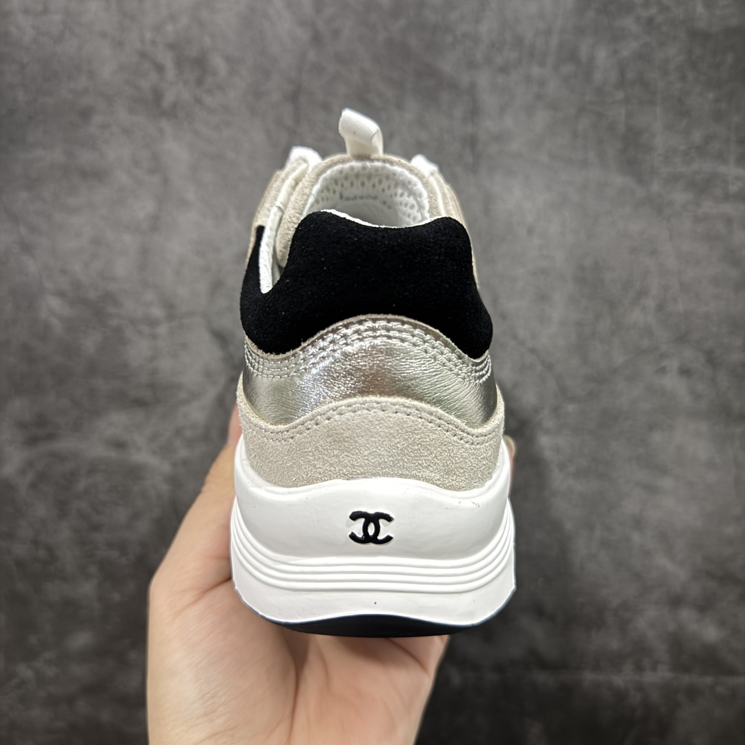 图片[4]-【X1纯原礼盒版】Chanel 25A 香奈儿﹣2025顶级休闲款运动鞋 小红书各大平台爆款 这款经典设计；鞋面多种工艺电绣的风格；大底却时尚运动；不平凡的拥入了多种配色…… 多混搭非常好看百搭，休闲，时尚，运动，户外都能兼顾….. 1鞋面采用：原版进口高丝光牛反绒＋进口混种羊皮 2内里采用：原版进口透气网 3大底根据：原版T组合大底 精品包装全套女35 36 37 38 39 40-选品中心