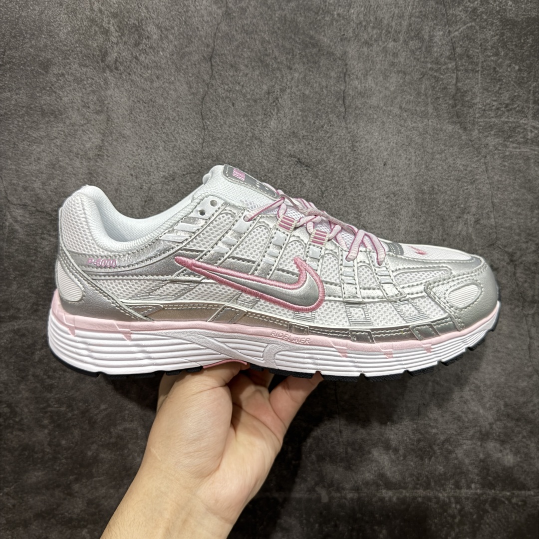 【PE版】Nike P-6000 Premium系列低帮复古老爹风休闲运动舒适慢跑鞋 BV1021-108 男女鞋真标半码制 升级原楦原纸版数据开发版型 采用硬质牛剖革组合透气网面材质 正确3层组织中底搭载EVA轻量缓震嵌入双层革新物料鞋垫,外置防滑耐磨橡胶底片❗ 尺码：36 36.5 37.5 38 38.5 39 40 40.5 41 42 42.5 43 44 44.5 45-选品中心