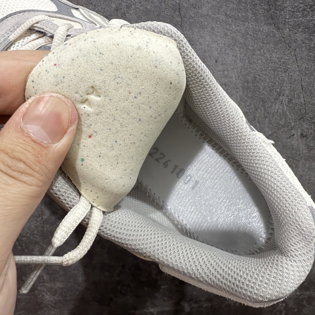 图片[9]-【总裁版本】顶级 Asics GEL-NYC系列 灰白 亚瑟士运动休闲透气专业跑鞋 行业领头版本 出货即巅峰 原鞋购入开发 原材料 原数据打造 完美版型 超完美做工 细节一步到位 原版对比无任何差别 #鞋面采用反绒皮与网布拼接 透气舒适兼具休闲时尚 结合简明的配色 展现品牌的传承及引领复古流行的主题 虎爪造型的LOGO  #鞋身稳定包裹系统 支撑鞋身 经典宽大鞋型配备防偏移设计提升包裹性 穿着舒适鞋面透气孔设计 提供透气性 货号：1201A789-103  尺码：36 37 37.5 38 39 40 40.5 41.5 42 42.5 43.5 44 44.5 45 46 47-选品中心