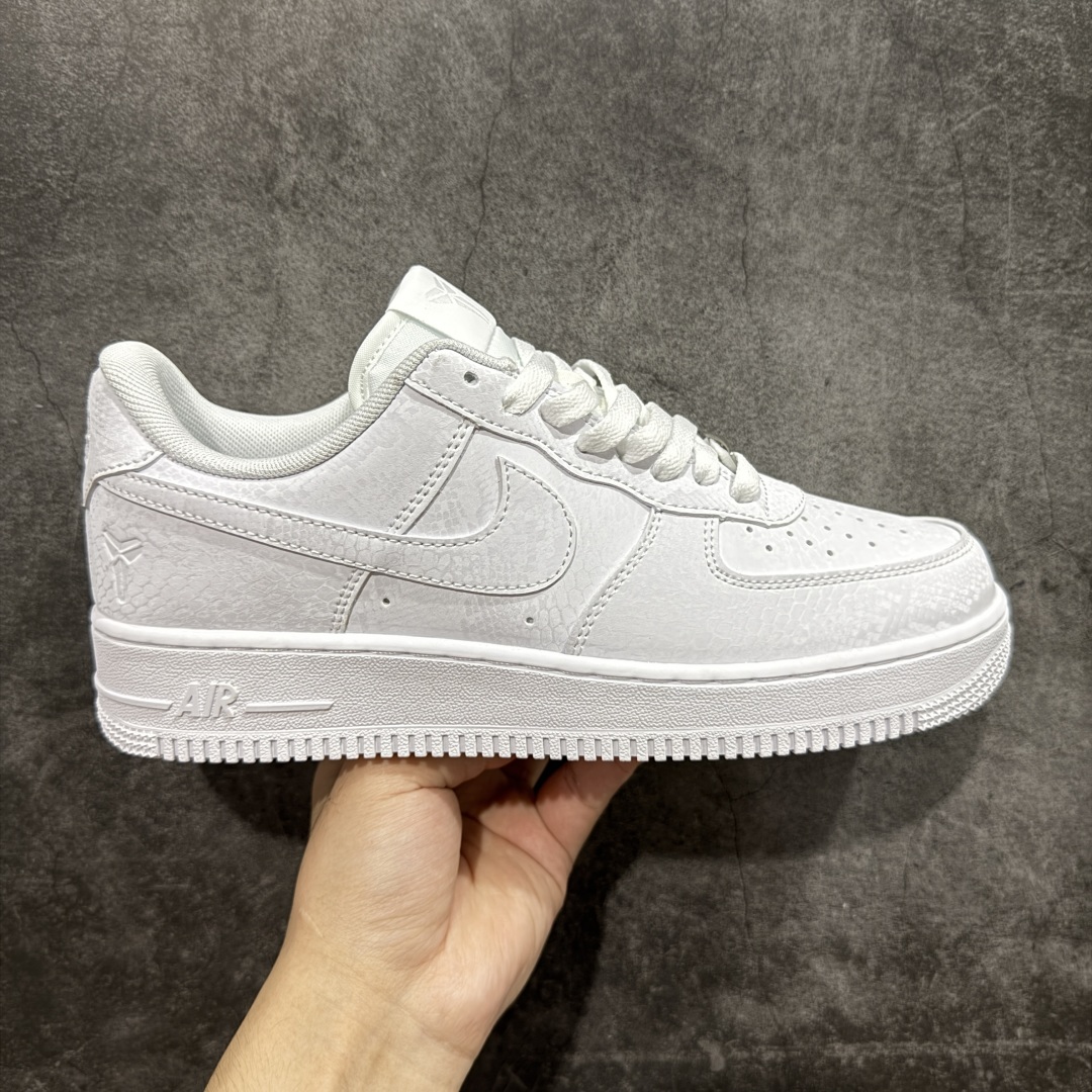 【XE纯原】Kobe x Nike Air Force 1\'07 Low 科比 空军一号低帮休闲板鞋 顶级品质 原版鞋盒 附赠40张科比明信片海报  原楦头原纸板 原装鞋盒 内置全掌气垫 原厂鞋底 货号:IB0018-100  尺码:39 40 40.5 41 42 42.5 43 44 44.5 45 46-选品中心