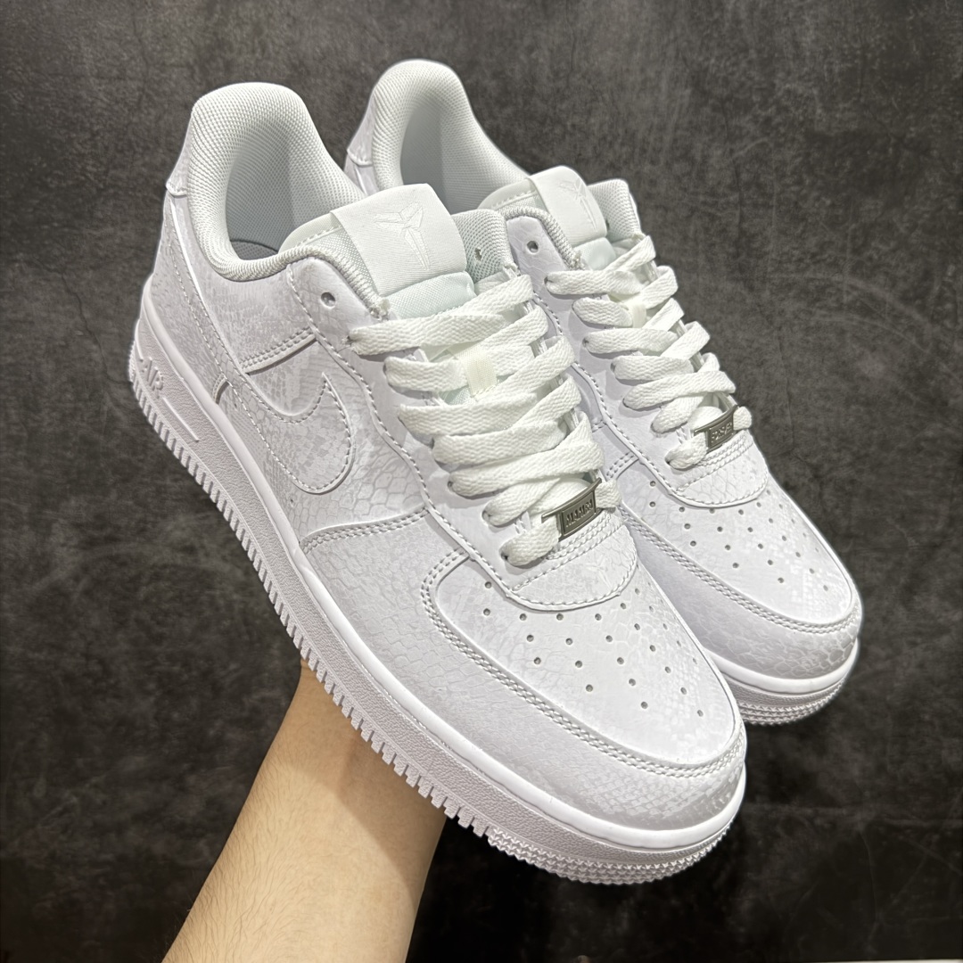 【XE纯原】Kobe x Nike Air Force 1\'07 Low 科比 空军一号低帮休闲板鞋 顶级品质 原版鞋盒 附赠40张科比明信片海报  原楦头原纸板 原装鞋盒 内置全掌气垫 原厂鞋底 货号:IB0018-100  尺码:39 40 40.5 41 42 42.5 43 44 44.5 45 46-选品中心