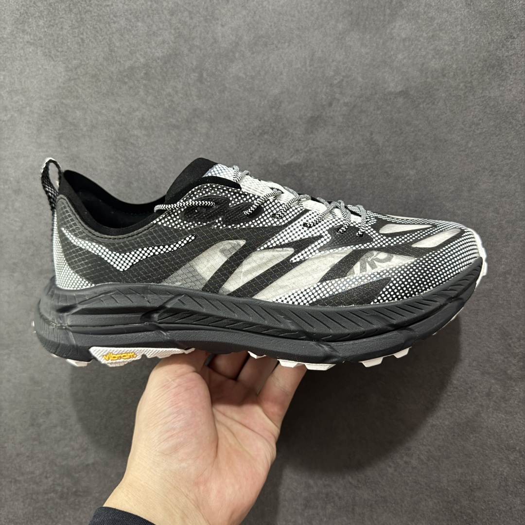 【公司级】Hoka Mafate Speed 4 Lite 马法特四代超轻厚底轻量山地跑步鞋 1168450 SLWS  #轻量化材料Fresh Foam。超轻量中底全部用料过3C认证! 滚动平衡科技减少33%能量消耗 !第二代Mafate更是延续精髓设计,并调整了整体的鞋型,修身的鞋型,更加灵巧的感觉一下子来了。外底韧弹感十足的EVA泡绵,结合Vibram橡胶大底,性能稳定输出,无论是平时穿着还是在潮湿的梅雨季节跑步,都是非常优秀的搭配。  尺码:36 36.5 37 38 38.5 39 40 40.5 41 42 42.5 43 44 45 编码:AMC270280-选品中心