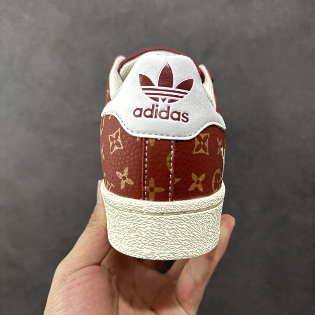 图片[4]-【定制版】adidas贝壳头 “LV路易威登联名-酒红米白”LV印花效果 高端定制 低帮休闲板鞋 定制鞋盒 大厂纯原品质出货 超高清洁度 皮料切割干净无任何毛边 细节完美 阿迪达斯与古驰联名贝壳头鞋，经典鞋型融入清新彩条，Gucci 标识增添质感 货号：DS0021 尺码：36 36.5 37.5 38 38.5 39 40 40.5 41 42 42.5 43 44 44.5 45 编码：QFB290300-选品中心