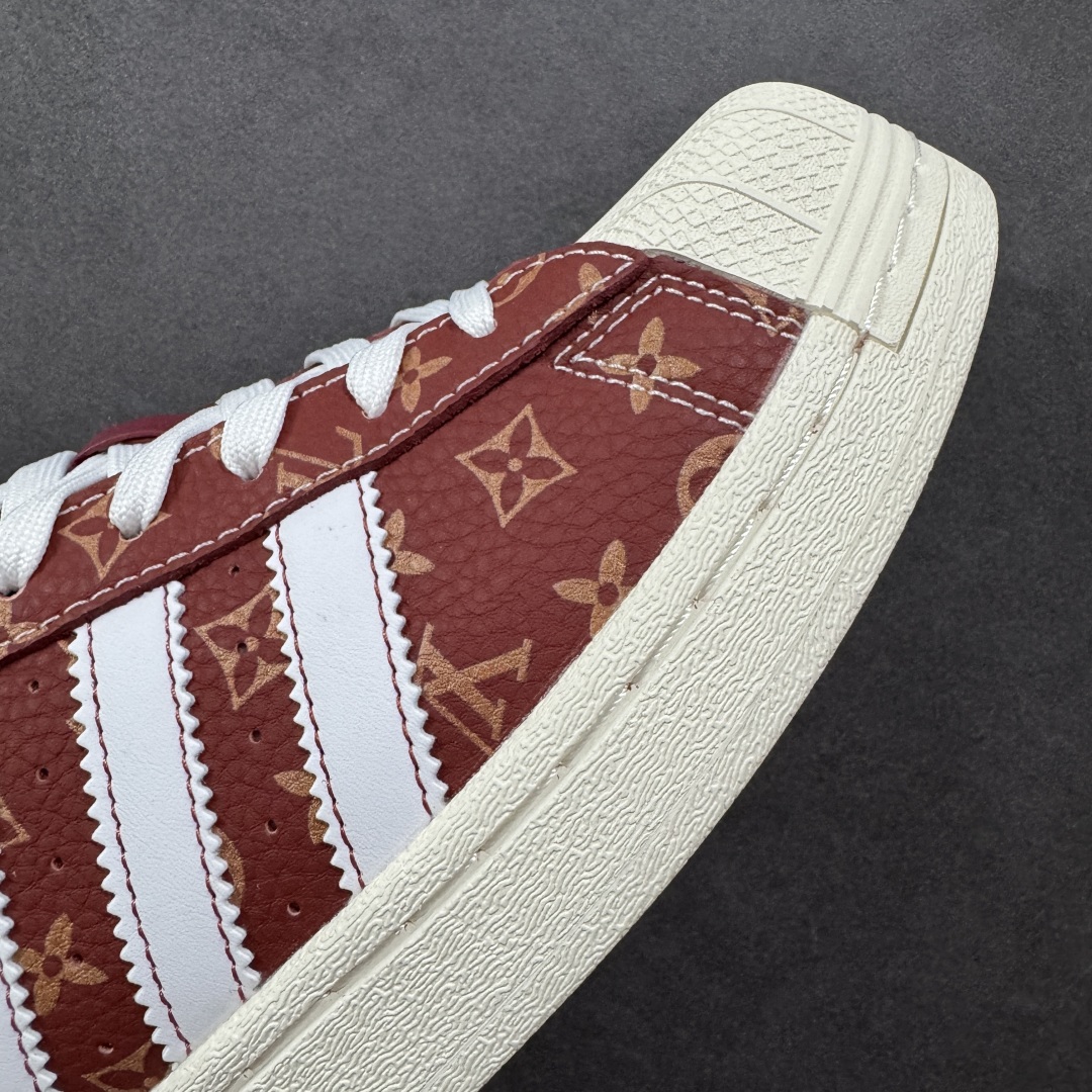 图片[5]-【定制版】adidas贝壳头 “LV路易威登联名-酒红米白”LV印花效果 高端定制 低帮休闲板鞋 定制鞋盒 大厂纯原品质出货 超高清洁度 皮料切割干净无任何毛边 细节完美 阿迪达斯与古驰联名贝壳头鞋，经典鞋型融入清新彩条，Gucci 标识增添质感 货号：DS0021 尺码：36 36.5 37.5 38 38.5 39 40 40.5 41 42 42.5 43 44 44.5 45 编码：QFB290300-选品中心
