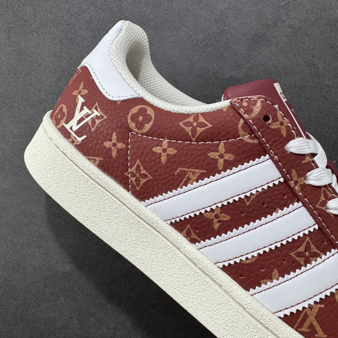 图片[6]-【定制版】adidas贝壳头 “LV路易威登联名-酒红米白”LV印花效果 高端定制 低帮休闲板鞋 定制鞋盒 大厂纯原品质出货 超高清洁度 皮料切割干净无任何毛边 细节完美 阿迪达斯与古驰联名贝壳头鞋，经典鞋型融入清新彩条，Gucci 标识增添质感 货号：DS0021 尺码：36 36.5 37.5 38 38.5 39 40 40.5 41 42 42.5 43 44 44.5 45 编码：QFB290300-选品中心