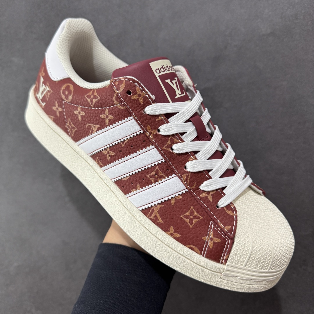 图片[3]-【定制版】adidas贝壳头 “LV路易威登联名-酒红米白”LV印花效果 高端定制 低帮休闲板鞋 定制鞋盒 大厂纯原品质出货 超高清洁度 皮料切割干净无任何毛边 细节完美 阿迪达斯与古驰联名贝壳头鞋，经典鞋型融入清新彩条，Gucci 标识增添质感 货号：DS0021 尺码：36 36.5 37.5 38 38.5 39 40 40.5 41 42 42.5 43 44 44.5 45 编码：QFB290300-选品中心