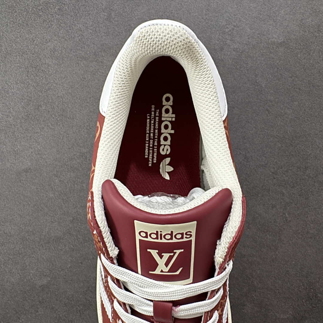 图片[7]-【定制版】adidas贝壳头 “LV路易威登联名-酒红米白”LV印花效果 高端定制 低帮休闲板鞋 定制鞋盒 大厂纯原品质出货 超高清洁度 皮料切割干净无任何毛边 细节完美 阿迪达斯与古驰联名贝壳头鞋，经典鞋型融入清新彩条，Gucci 标识增添质感 货号：DS0021 尺码：36 36.5 37.5 38 38.5 39 40 40.5 41 42 42.5 43 44 44.5 45 编码：QFB290300-选品中心
