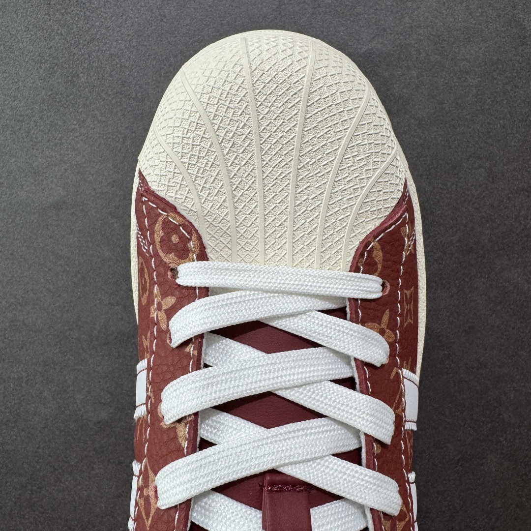 图片[8]-【定制版】adidas贝壳头 “LV路易威登联名-酒红米白”LV印花效果 高端定制 低帮休闲板鞋 定制鞋盒 大厂纯原品质出货 超高清洁度 皮料切割干净无任何毛边 细节完美 阿迪达斯与古驰联名贝壳头鞋，经典鞋型融入清新彩条，Gucci 标识增添质感 货号：DS0021 尺码：36 36.5 37.5 38 38.5 39 40 40.5 41 42 42.5 43 44 44.5 45 编码：QFB290300-选品中心