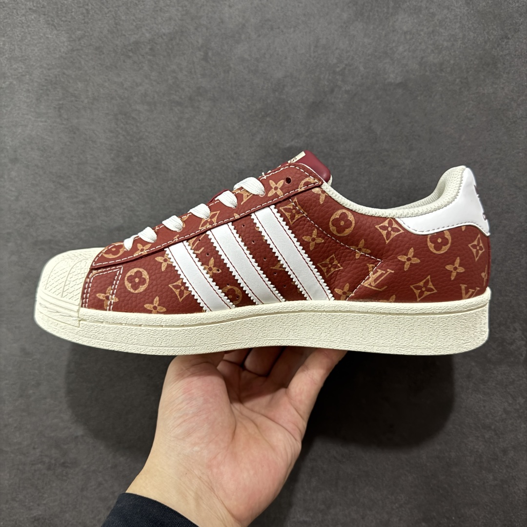 图片[2]-【定制版】adidas贝壳头 “LV路易威登联名-酒红米白”LV印花效果 高端定制 低帮休闲板鞋 定制鞋盒 大厂纯原品质出货 超高清洁度 皮料切割干净无任何毛边 细节完美 阿迪达斯与古驰联名贝壳头鞋，经典鞋型融入清新彩条，Gucci 标识增添质感 货号：DS0021 尺码：36 36.5 37.5 38 38.5 39 40 40.5 41 42 42.5 43 44 44.5 45 编码：QFB290300-选品中心