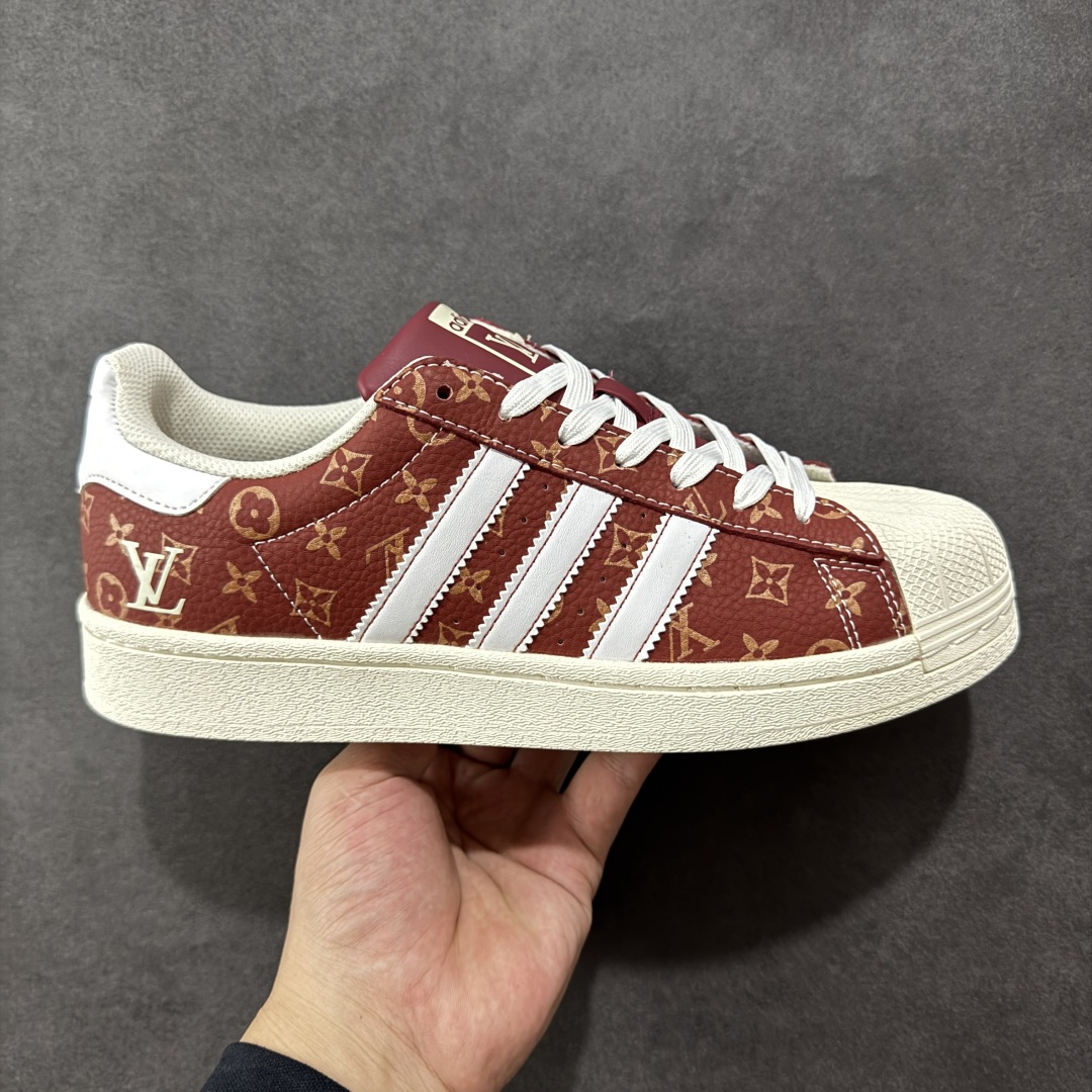 【定制版】adidas贝壳头 “LV路易威登联名-酒红米白”LV印花效果 高端定制 低帮休闲板鞋 定制鞋盒 大厂纯原品质出货 超高清洁度 皮料切割干净无任何毛边 细节完美 阿迪达斯与古驰联名贝壳头鞋,经典鞋型融入清新彩条,Gucci 标识增添质感 货号:DS0021 尺码:36 36.5 37.5 38 38.5 39 40 40.5 41 42 42.5 43 44 44.5 45 编码:QFB290300-选品中心