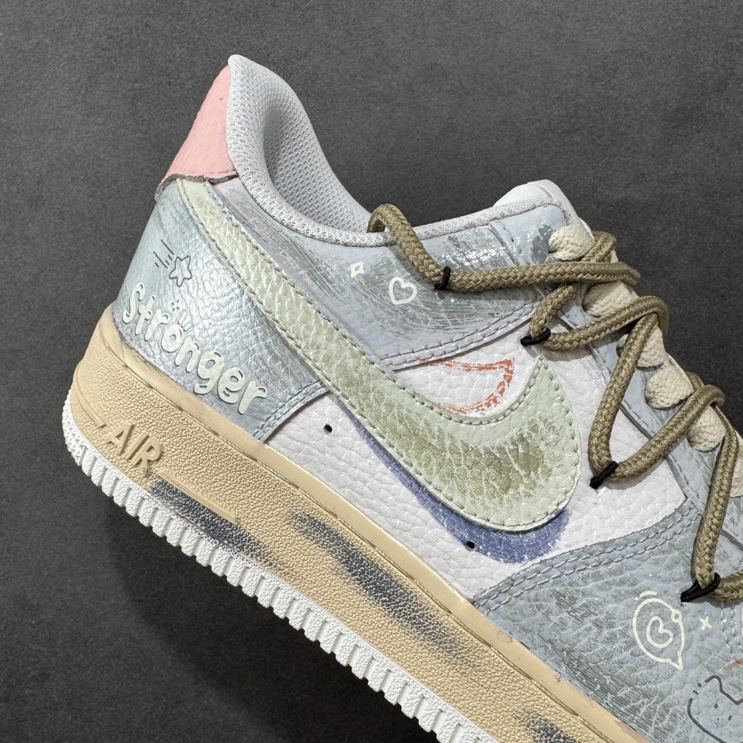 图片[6]-【定制版】Nike Air Force 1\’07 Low 手绘涂鸦 浅雾漫旅 空军一号低帮休闲板鞋  #浅灰基底晕染朦胧雾感，做旧中底似旅途斑驳印记。多彩线条与俏皮图案穿插，如漫步时撞见的奇妙风景，每一处细节，都在讲述一场关于自由与探索的漫旅 货号：YT0303-222   尺码：36 36.5 37.5 38 38.5 39 40 40.5 41 42 42.5 43 44 44.5 45 编码：HXSA310320-选品中心