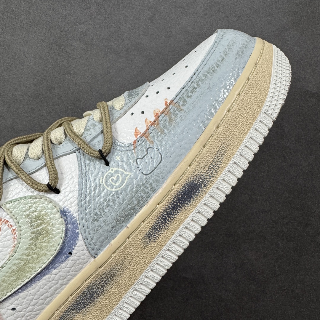 图片[5]-【定制版】Nike Air Force 1\’07 Low 手绘涂鸦 浅雾漫旅 空军一号低帮休闲板鞋  #浅灰基底晕染朦胧雾感，做旧中底似旅途斑驳印记。多彩线条与俏皮图案穿插，如漫步时撞见的奇妙风景，每一处细节，都在讲述一场关于自由与探索的漫旅 货号：YT0303-222   尺码：36 36.5 37.5 38 38.5 39 40 40.5 41 42 42.5 43 44 44.5 45 编码：HXSA310320-选品中心
