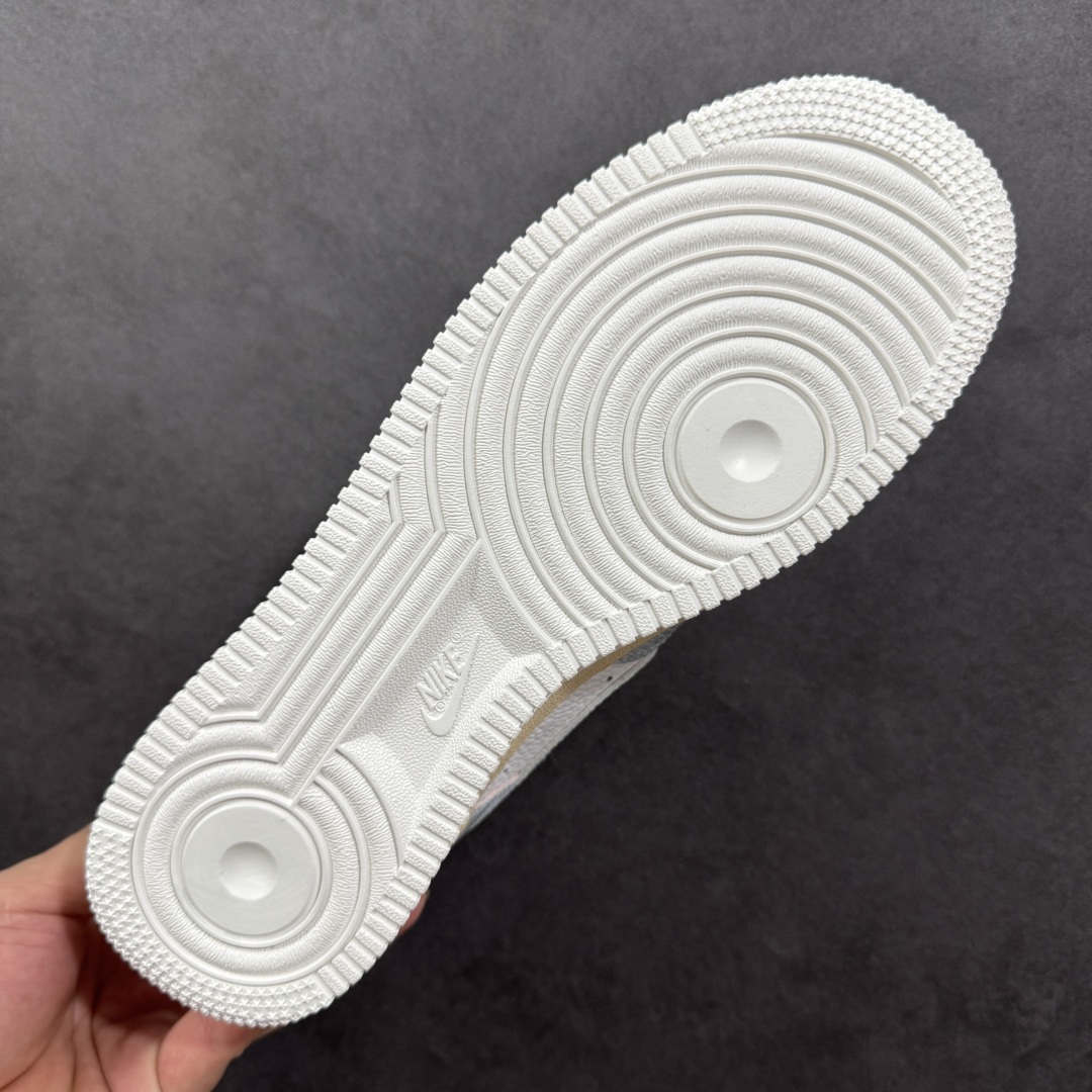 图片[9]-【定制版】Nike Air Force 1\’07 Low 手绘涂鸦 浅雾漫旅 空军一号低帮休闲板鞋  #浅灰基底晕染朦胧雾感，做旧中底似旅途斑驳印记。多彩线条与俏皮图案穿插，如漫步时撞见的奇妙风景，每一处细节，都在讲述一场关于自由与探索的漫旅 货号：YT0303-222   尺码：36 36.5 37.5 38 38.5 39 40 40.5 41 42 42.5 43 44 44.5 45 编码：HXSA310320-选品中心