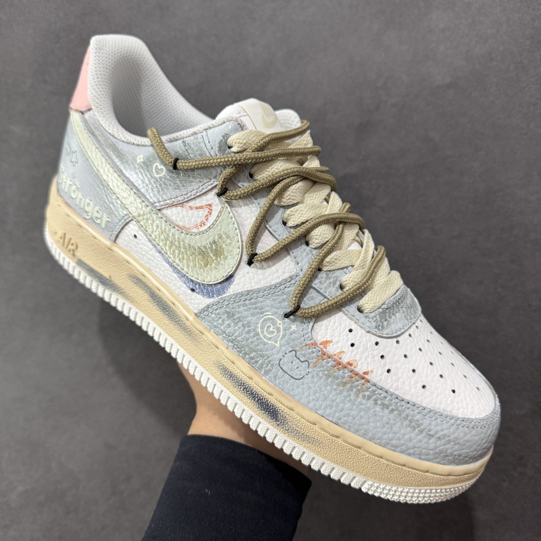 图片[3]-【定制版】Nike Air Force 1\’07 Low 手绘涂鸦 浅雾漫旅 空军一号低帮休闲板鞋  #浅灰基底晕染朦胧雾感，做旧中底似旅途斑驳印记。多彩线条与俏皮图案穿插，如漫步时撞见的奇妙风景，每一处细节，都在讲述一场关于自由与探索的漫旅 货号：YT0303-222   尺码：36 36.5 37.5 38 38.5 39 40 40.5 41 42 42.5 43 44 44.5 45 编码：HXSA310320-选品中心