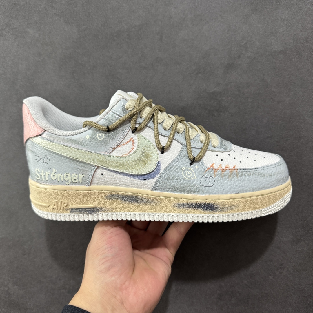 【定制版】Nike Air Force 1\'07 Low 手绘涂鸦 浅雾漫旅 空军一号低帮休闲板鞋  #浅灰基底晕染朦胧雾感,做旧中底似旅途斑驳印记。多彩线条与俏皮图案穿插,如漫步时撞见的奇妙风景,每一处细节,都在讲述一场关于自由与探索的漫旅 货号:YT0303-222   尺码:36 36.5 37.5 38 38.5 39 40 40.5 41 42 42.5 43 44 44.5 45 编码:HXSA310320-选品中心