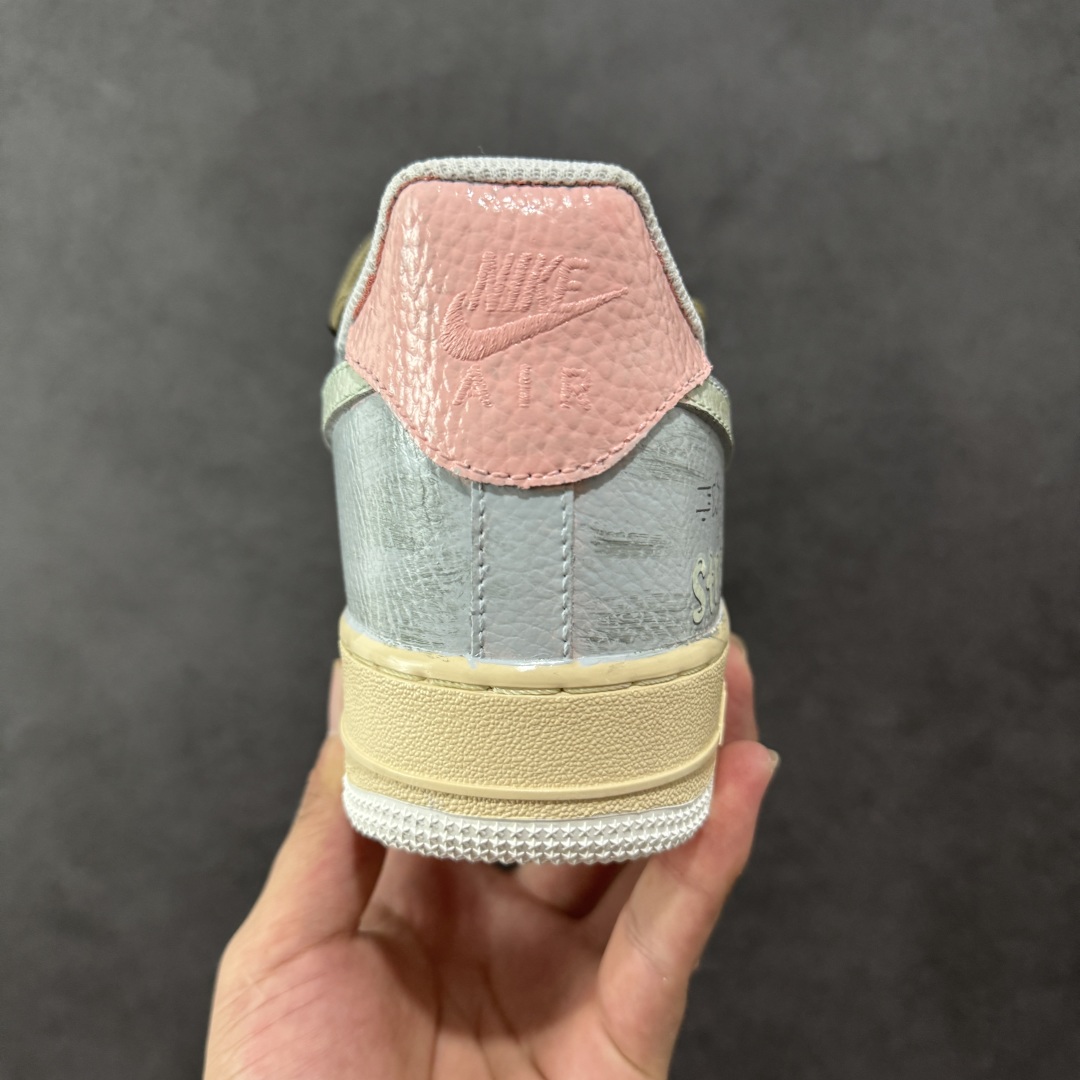图片[4]-【定制版】Nike Air Force 1\’07 Low 手绘涂鸦 浅雾漫旅 空军一号低帮休闲板鞋  #浅灰基底晕染朦胧雾感，做旧中底似旅途斑驳印记。多彩线条与俏皮图案穿插，如漫步时撞见的奇妙风景，每一处细节，都在讲述一场关于自由与探索的漫旅 货号：YT0303-222   尺码：36 36.5 37.5 38 38.5 39 40 40.5 41 42 42.5 43 44 44.5 45 编码：HXSA310320-选品中心