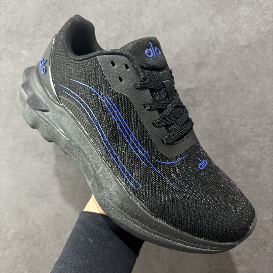 图片[3]-【纯原K版】Alo Yoga Alo Runner 低帮 男女同款 舒适简约防滑耐磨低邦板鞋 极具辨识度的设计，流畅的线条与恰到好处的弧度，彰显着品牌对美学的独特见解，简约而摩登，每一眼都是心动。材质上，Alohb小白鞋可谓精挑细选，鞋面的优质面料，柔软且富有韧性，纹理细腻，透气性极佳，双脚仿若被轻柔云朵包裹，时刻保持干爽。耐得住时光打磨，无惧日常磨损，品质始终如初，舒适之感瞬间蔓延。贴合足部的人体工学设计，让鞋垫完美承托足弓，行走时的每一个着力点都能得到温柔回应。稳定后跟夹，提供y稳定性和支撑力；透气双层网眼布，优化空气流通。动态双密度中底，提供柔软缓冲；多b地形外底抓地凸纹，实现全掌牵引力。 尺码：36-46 编码：HXSB240250-选品中心