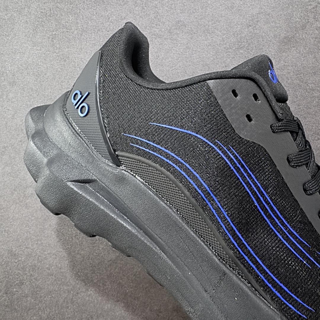 图片[6]-【纯原K版】Alo Yoga Alo Runner 低帮 男女同款 舒适简约防滑耐磨低邦板鞋 极具辨识度的设计，流畅的线条与恰到好处的弧度，彰显着品牌对美学的独特见解，简约而摩登，每一眼都是心动。材质上，Alohb小白鞋可谓精挑细选，鞋面的优质面料，柔软且富有韧性，纹理细腻，透气性极佳，双脚仿若被轻柔云朵包裹，时刻保持干爽。耐得住时光打磨，无惧日常磨损，品质始终如初，舒适之感瞬间蔓延。贴合足部的人体工学设计，让鞋垫完美承托足弓，行走时的每一个着力点都能得到温柔回应。稳定后跟夹，提供y稳定性和支撑力；透气双层网眼布，优化空气流通。动态双密度中底，提供柔软缓冲；多b地形外底抓地凸纹，实现全掌牵引力。 尺码：36-46 编码：HXSB240250-选品中心