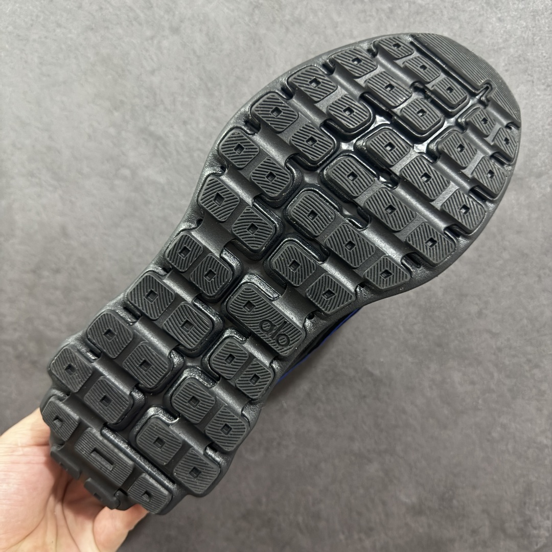 图片[9]-【纯原K版】Alo Yoga Alo Runner 低帮 男女同款 舒适简约防滑耐磨低邦板鞋 极具辨识度的设计，流畅的线条与恰到好处的弧度，彰显着品牌对美学的独特见解，简约而摩登，每一眼都是心动。材质上，Alohb小白鞋可谓精挑细选，鞋面的优质面料，柔软且富有韧性，纹理细腻，透气性极佳，双脚仿若被轻柔云朵包裹，时刻保持干爽。耐得住时光打磨，无惧日常磨损，品质始终如初，舒适之感瞬间蔓延。贴合足部的人体工学设计，让鞋垫完美承托足弓，行走时的每一个着力点都能得到温柔回应。稳定后跟夹，提供y稳定性和支撑力；透气双层网眼布，优化空气流通。动态双密度中底，提供柔软缓冲；多b地形外底抓地凸纹，实现全掌牵引力。 尺码：36-46 编码：HXSB240250-选品中心