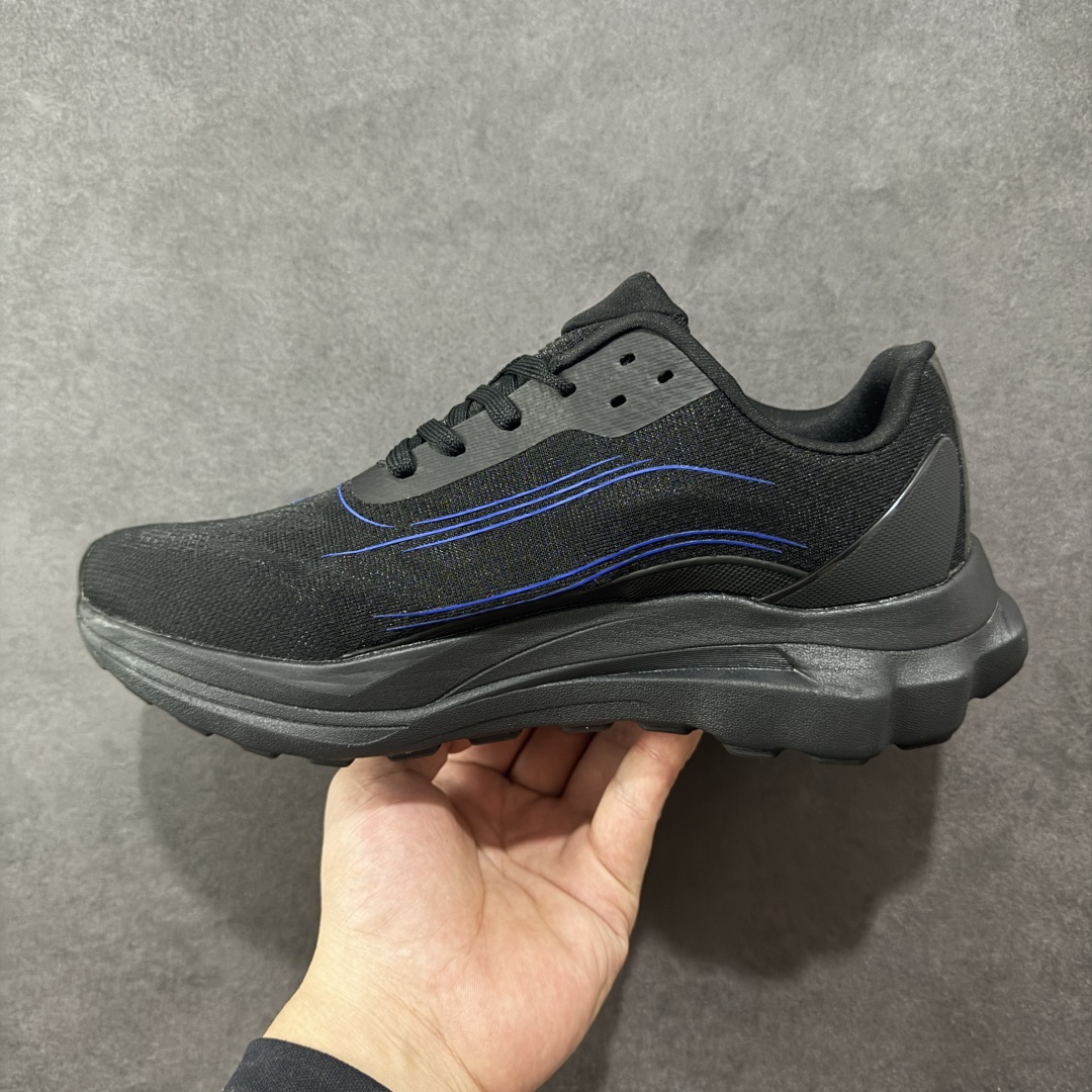 图片[2]-【纯原K版】Alo Yoga Alo Runner 低帮 男女同款 舒适简约防滑耐磨低邦板鞋 极具辨识度的设计，流畅的线条与恰到好处的弧度，彰显着品牌对美学的独特见解，简约而摩登，每一眼都是心动。材质上，Alohb小白鞋可谓精挑细选，鞋面的优质面料，柔软且富有韧性，纹理细腻，透气性极佳，双脚仿若被轻柔云朵包裹，时刻保持干爽。耐得住时光打磨，无惧日常磨损，品质始终如初，舒适之感瞬间蔓延。贴合足部的人体工学设计，让鞋垫完美承托足弓，行走时的每一个着力点都能得到温柔回应。稳定后跟夹，提供y稳定性和支撑力；透气双层网眼布，优化空气流通。动态双密度中底，提供柔软缓冲；多b地形外底抓地凸纹，实现全掌牵引力。 尺码：36-46 编码：HXSB240250-选品中心