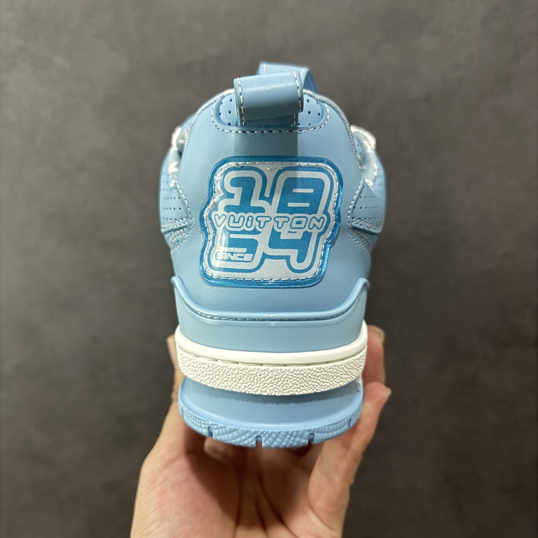 图片[4]-【广东纯原版本】LV Skate Sneaker 路易威登 2025年新款运动板鞋 蛇年限定 春夏秀场初次亮相，此次以粒面牛皮革焕新呈现。加垫鞋领和鞋舌援引滑板鞋设计，科技鞋带和橡胶外底完善整体。粒面牛皮革网面拼接鞋面，橡胶外底，鞋舌和鞋底 后部饰有 LV 标识。 尺码：35-46-选品中心